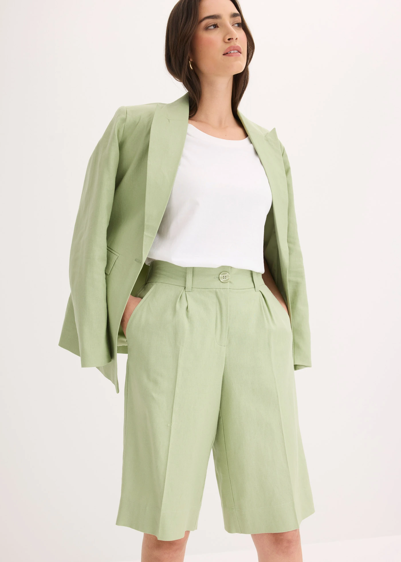 Bermude largi din material cu in • verde pal • magazin bonprix