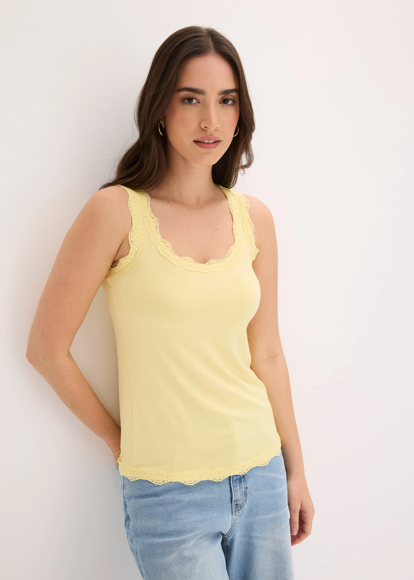 Lot de 2 tops doux en viscose extensible • jaune clair-blanc • Boutique bonprix