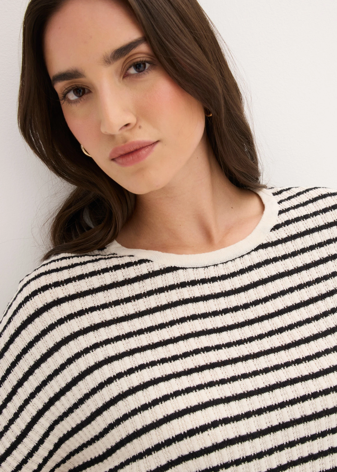 T-shirt léger en maille • blanc nacré-noir rayé • Boutique bonprix