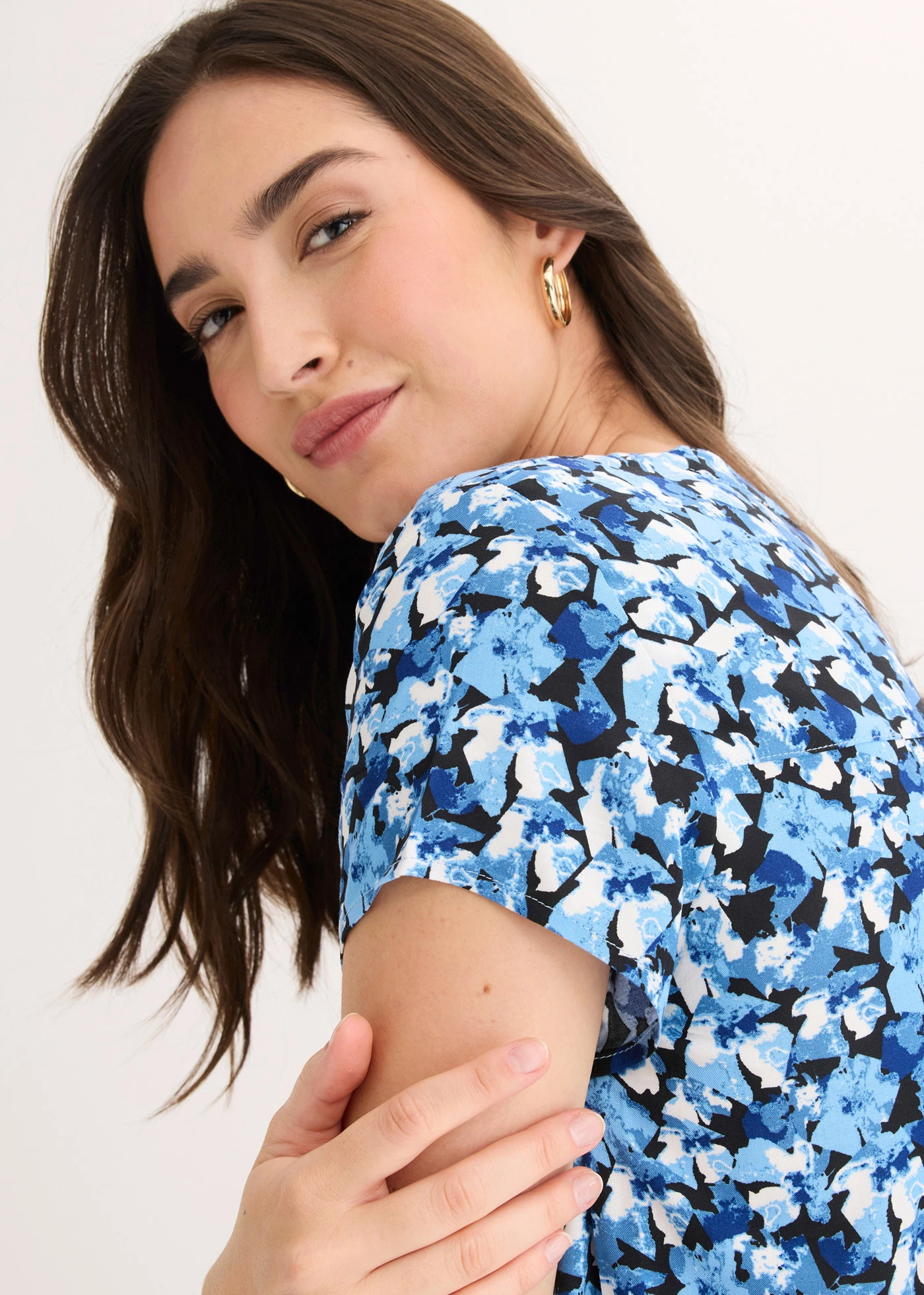 Blouse van viscose met korte mouwen • gentiaanblauw gebloemd • bonprix online shop