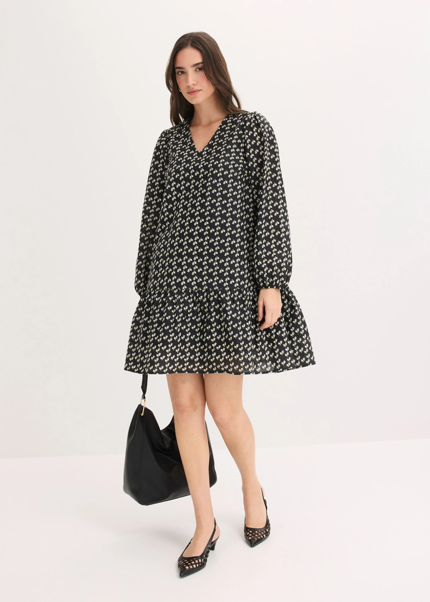 Rochie mini din material cu textură crinkle • negru înflorat • magazin bonprix