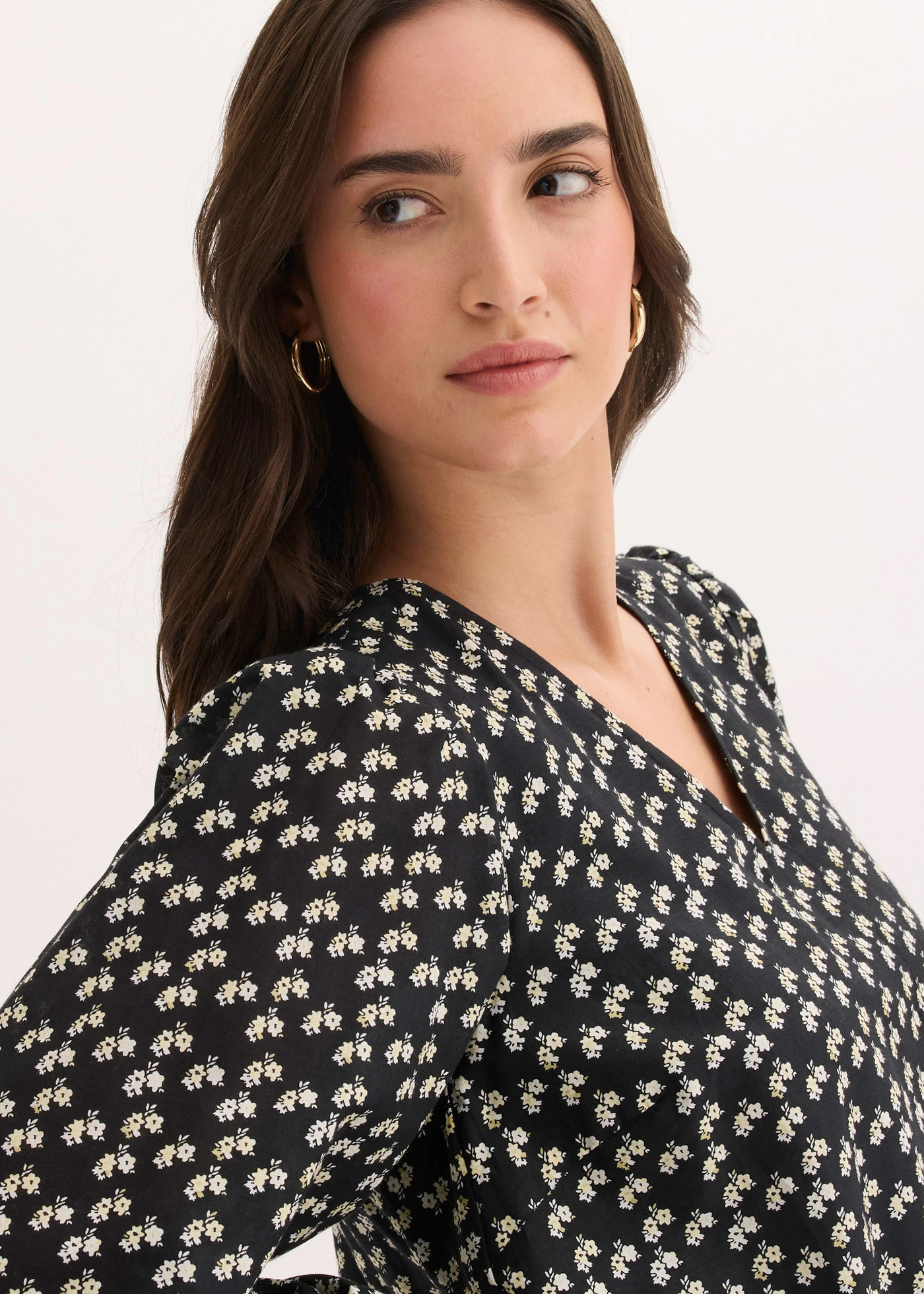 Rochie mini din material cu textură crinkle • negru înflorat • magazin bonprix