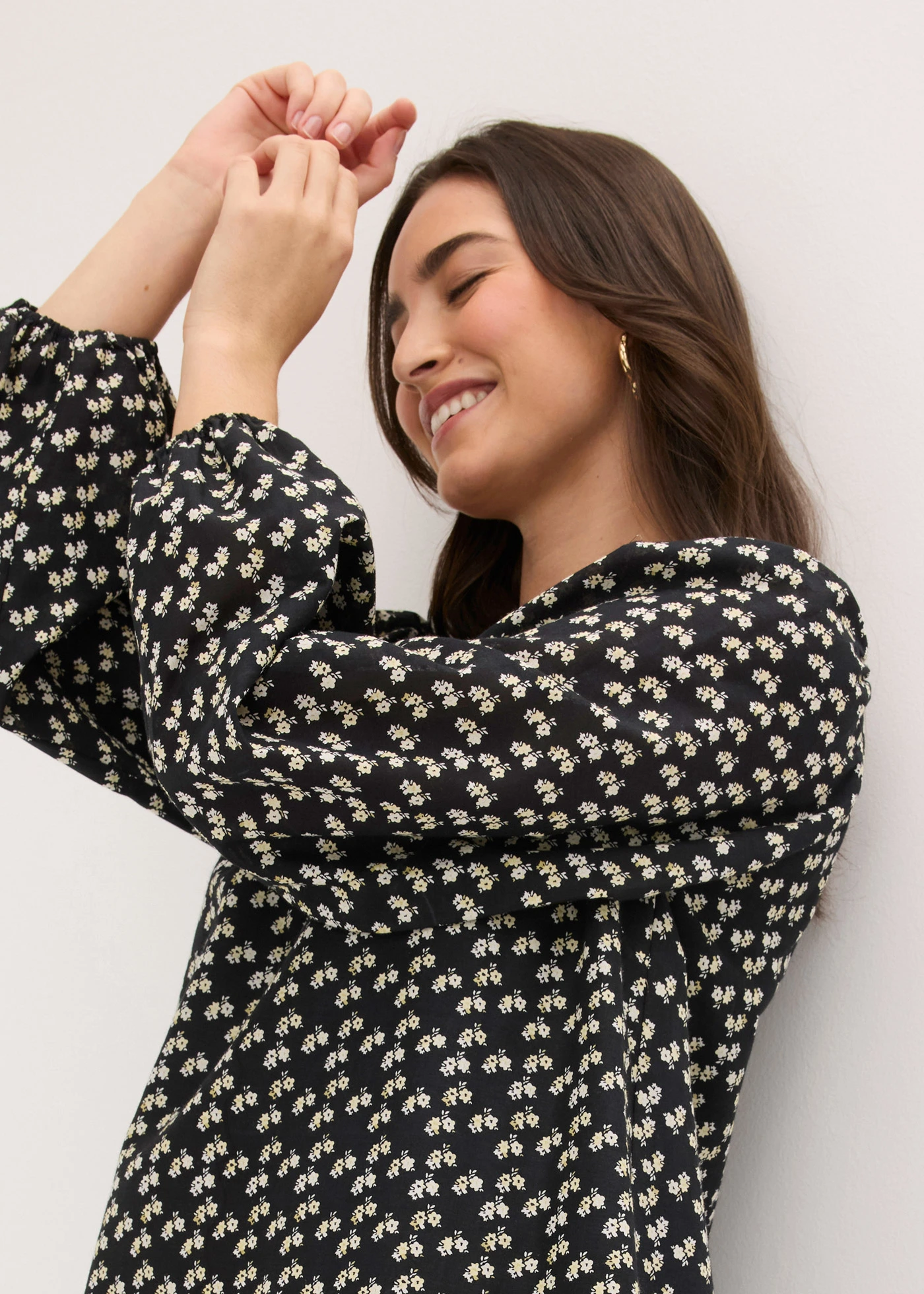 Rochie mini din material cu textură crinkle • negru înflorat • magazin bonprix