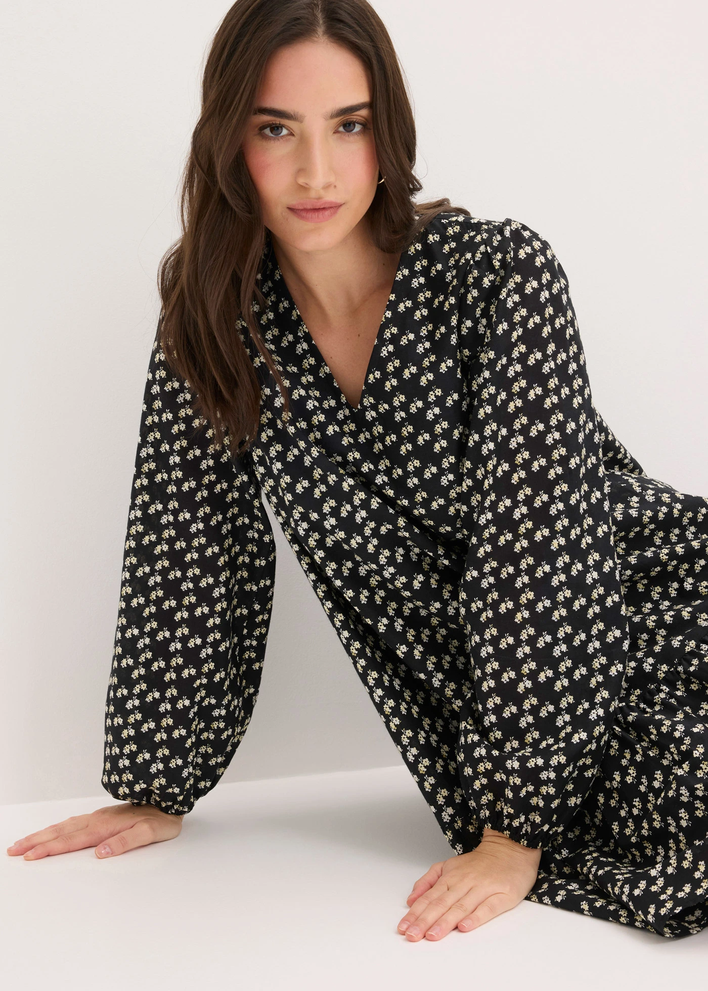 Robe courte effet froissé • noir floral • Boutique bonprix