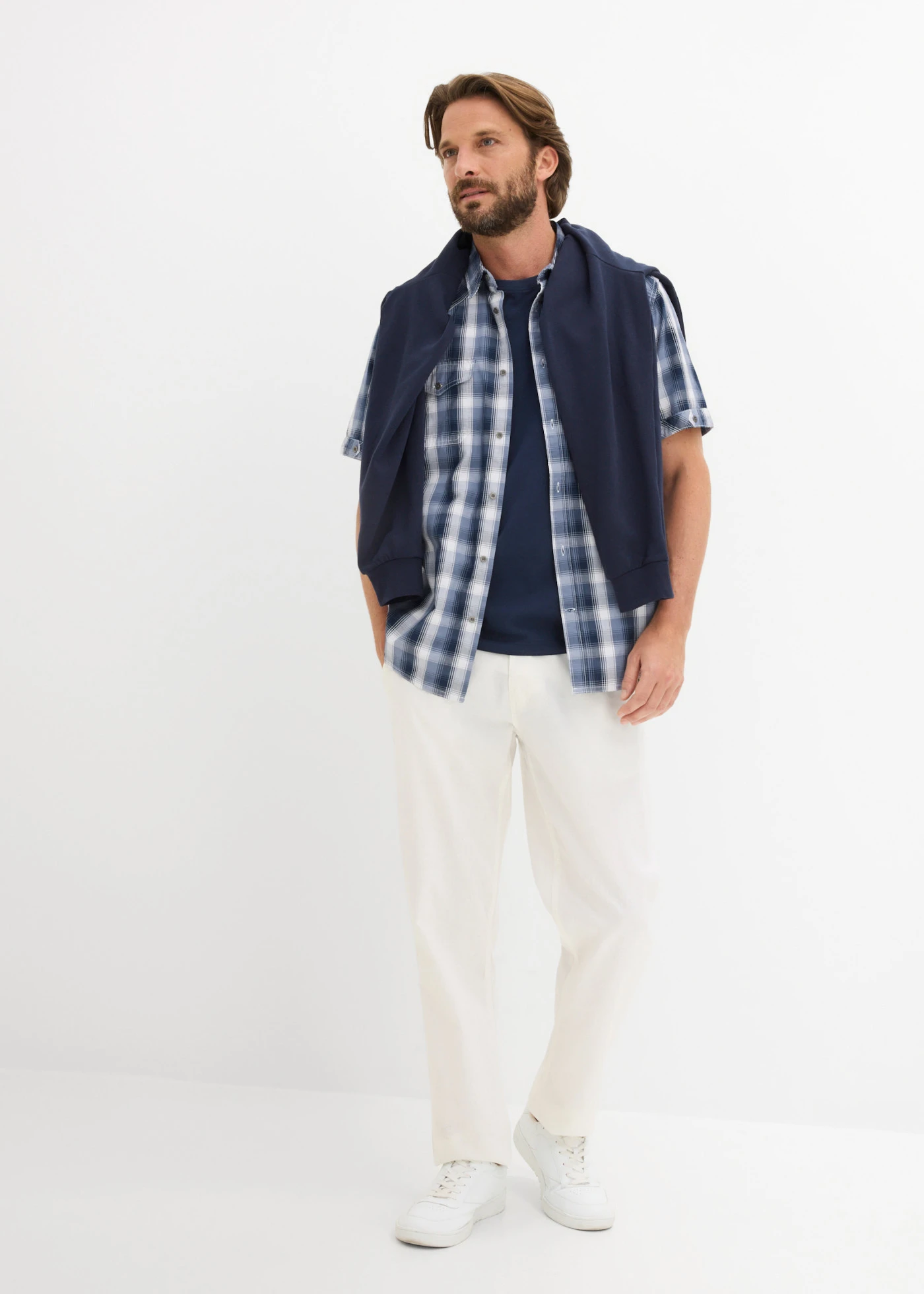 Chemise manches courtes à poches plaquées • blanc-bleu foncé carreaux • Boutique bonprix