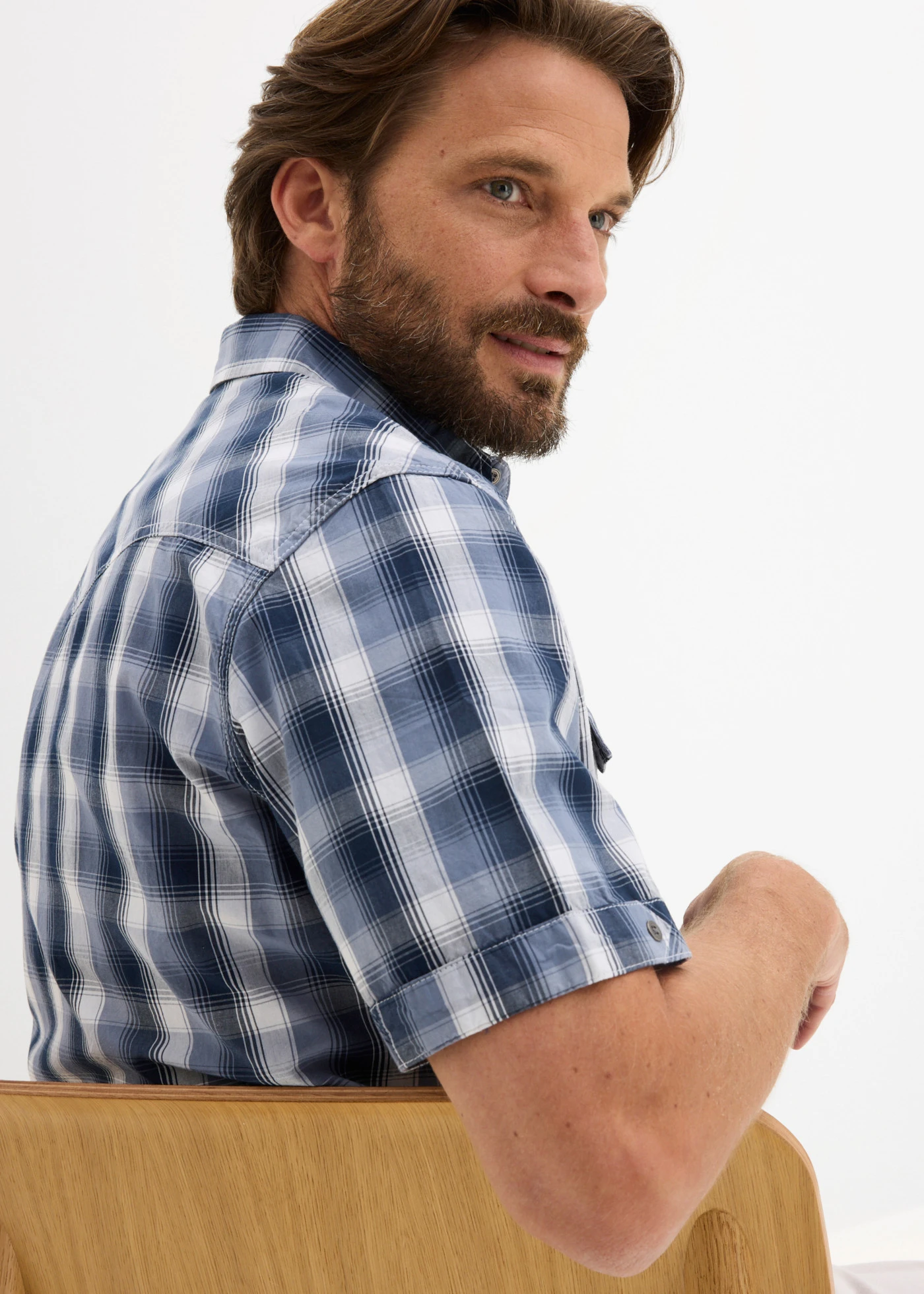 Chemise manches courtes à poches plaquées • blanc-bleu foncé carreaux • Boutique bonprix