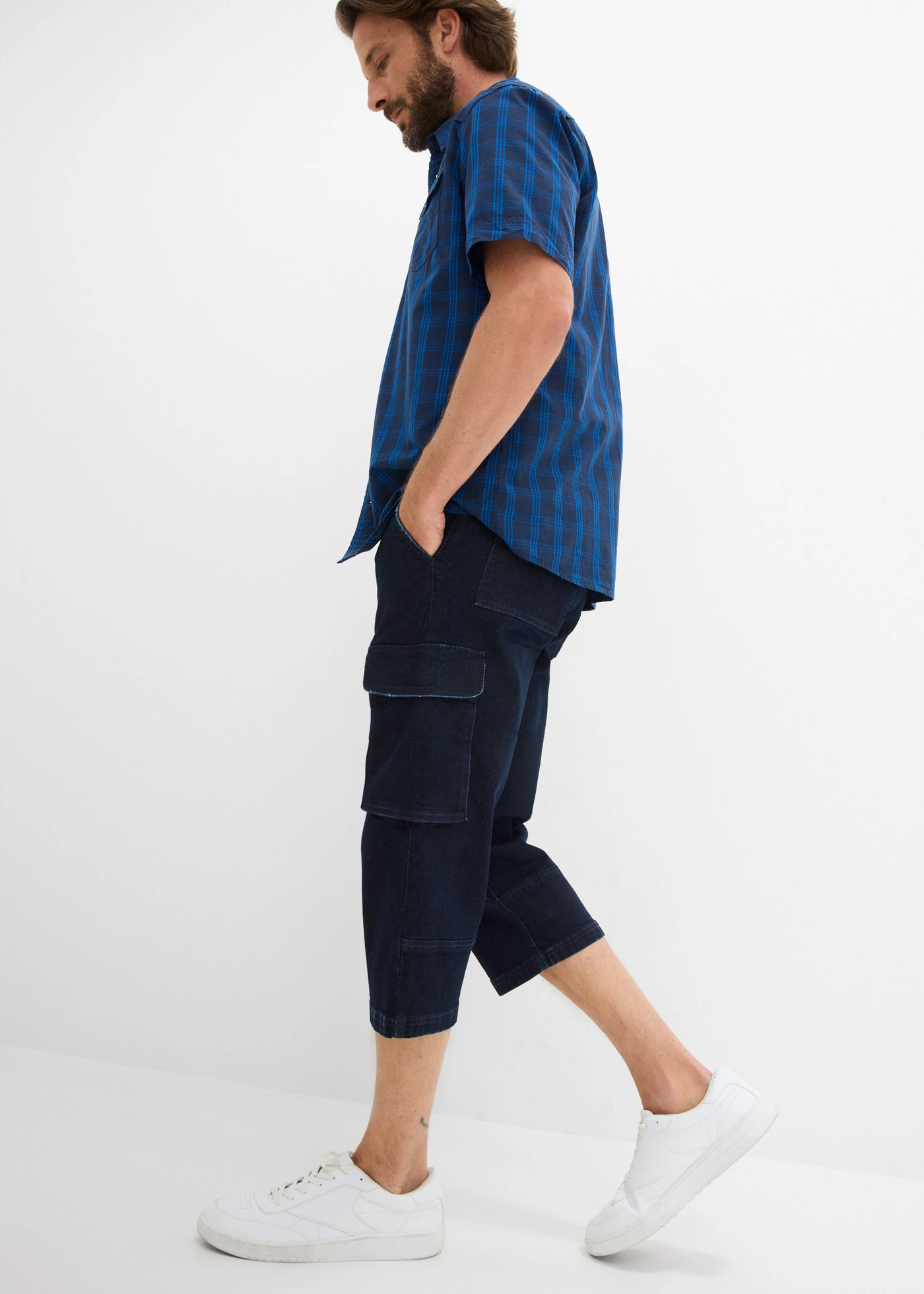 Jean 3/4 extensible avec poches cargo et ceinture, coupe loose • bleu foncé denim • Boutique bonprix
