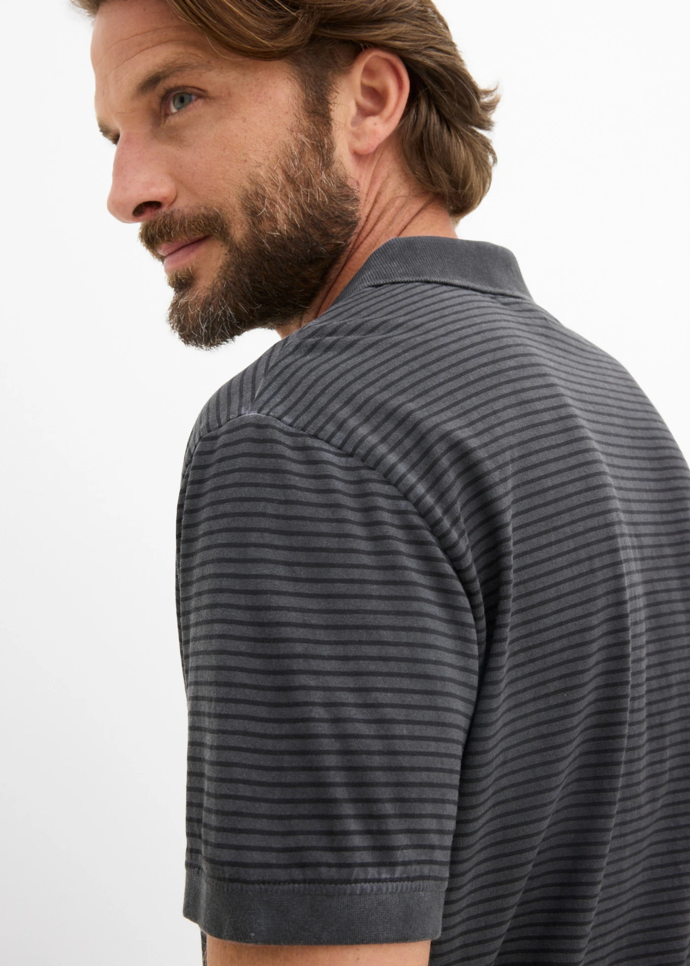 Polo aspect délavé, manches courtes • noir/gris ardoise rayures • Boutique bonprix