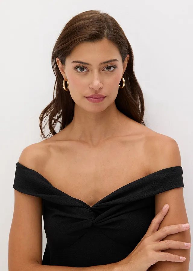 Bluză tricot cu umerii goi din material texturat • negru • magazin bonprix