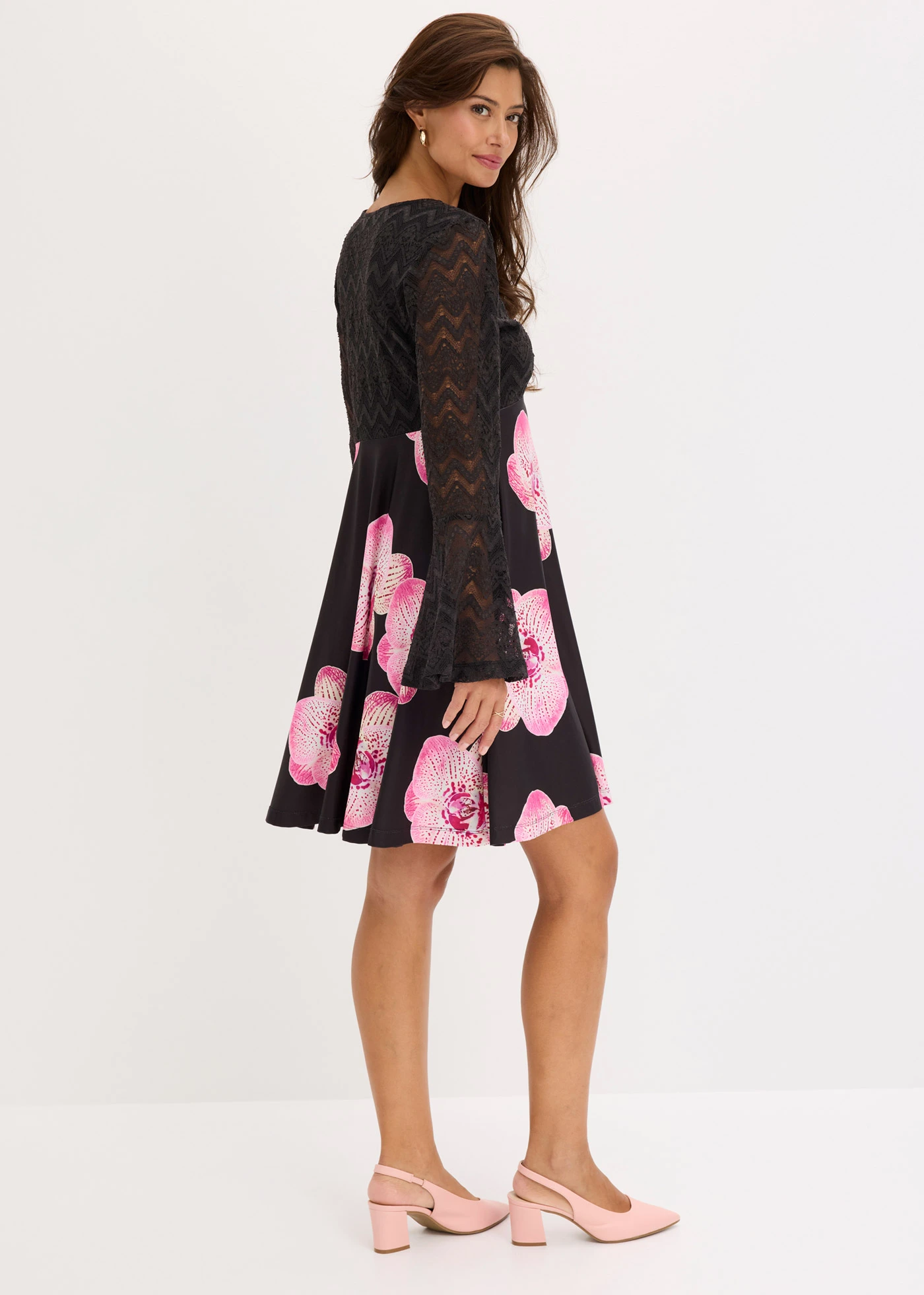 Jersey jurk met kant • zwart gebloemd • bonprix online shop