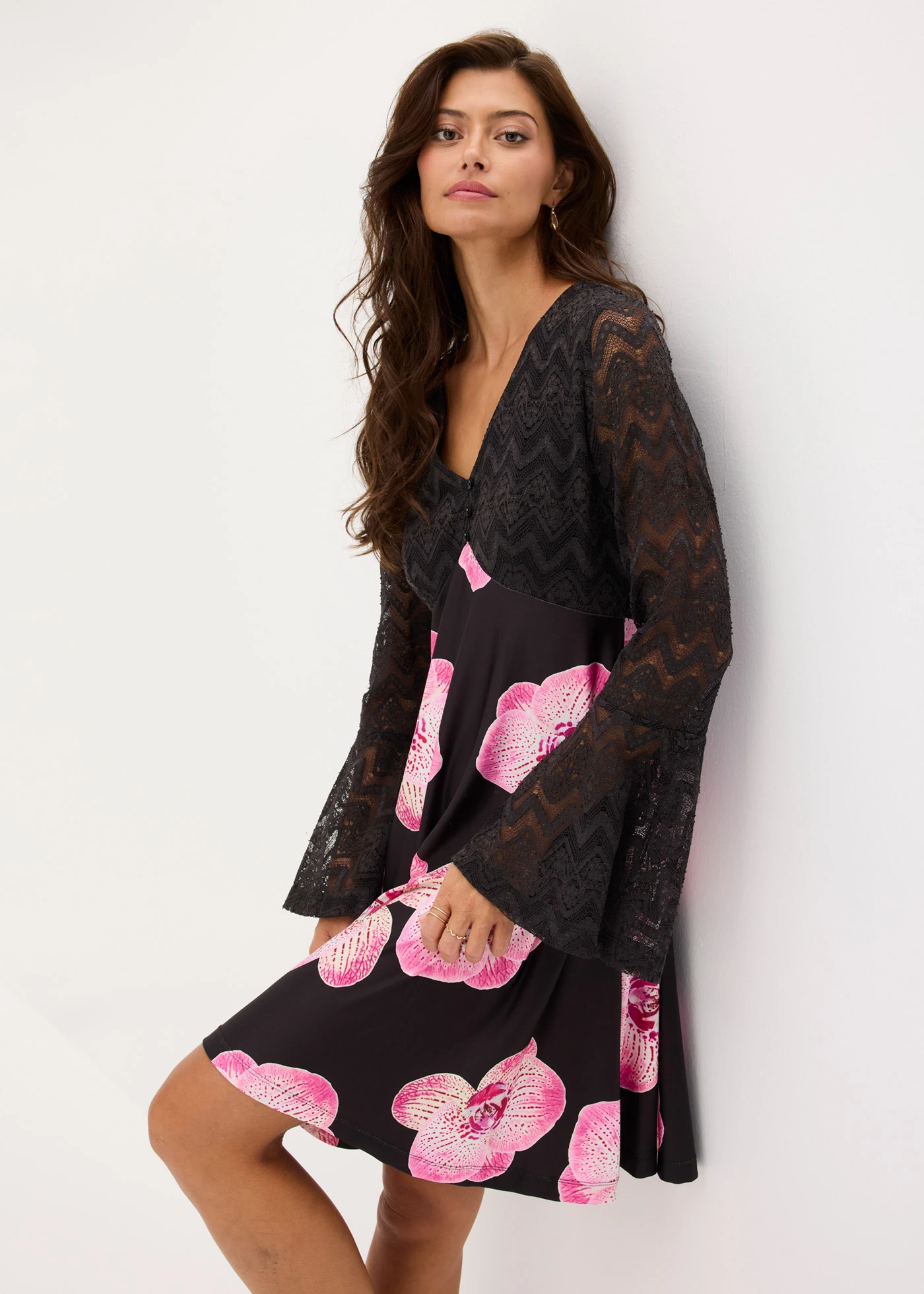 Robe en jersey à dentelle • noir floral • Boutique bonprix