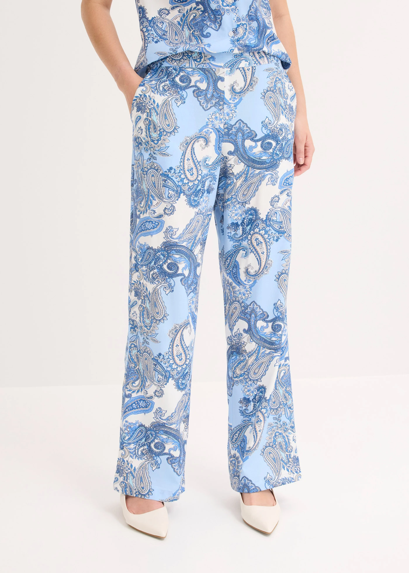 Pantalon imprimé en viscose fluide • blanc/bleu clair paisley • Boutique bonprix