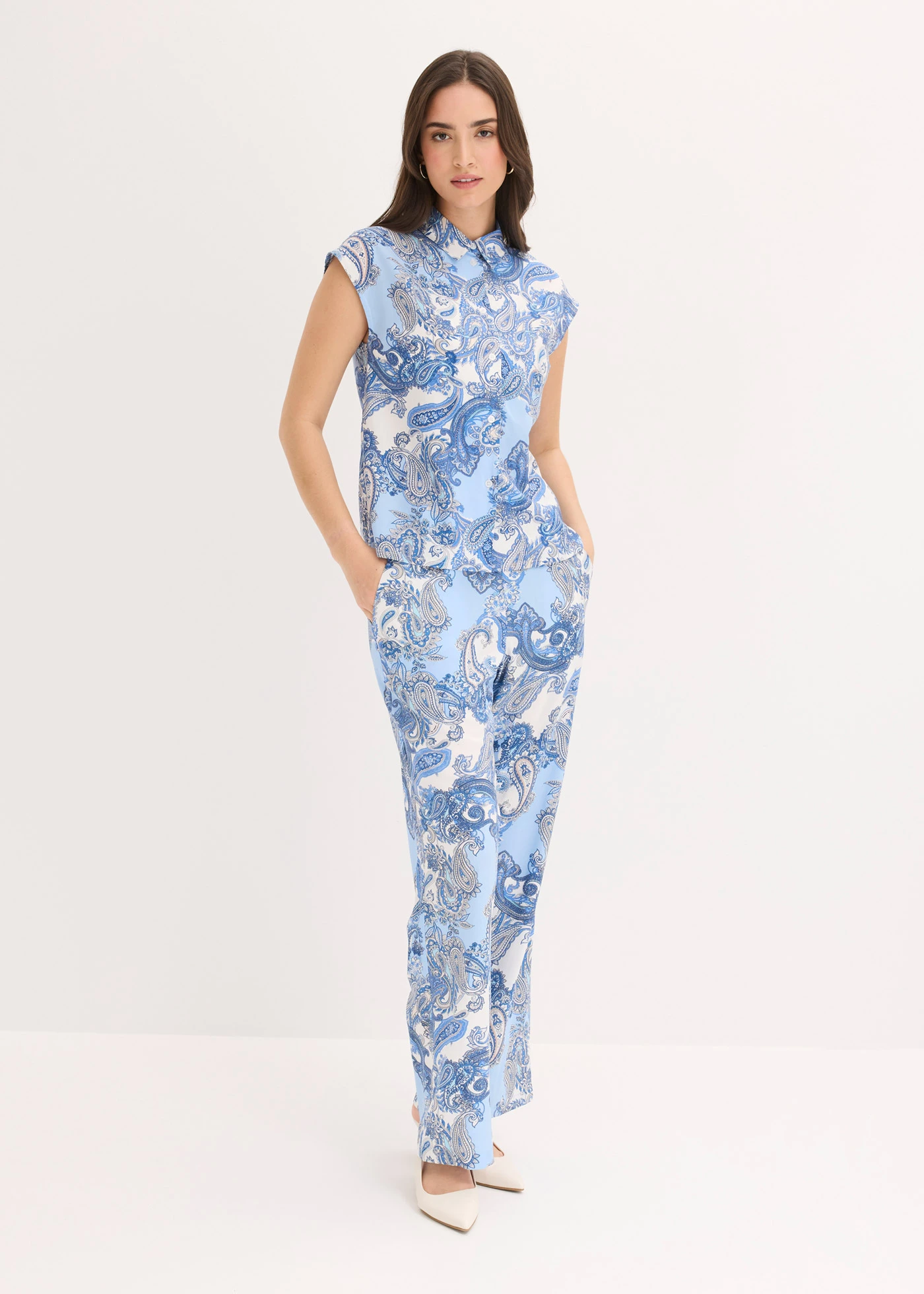 Pantaloni cu imprimeu din viscoză fluidă • alb-bleu paisley • magazin bonprix