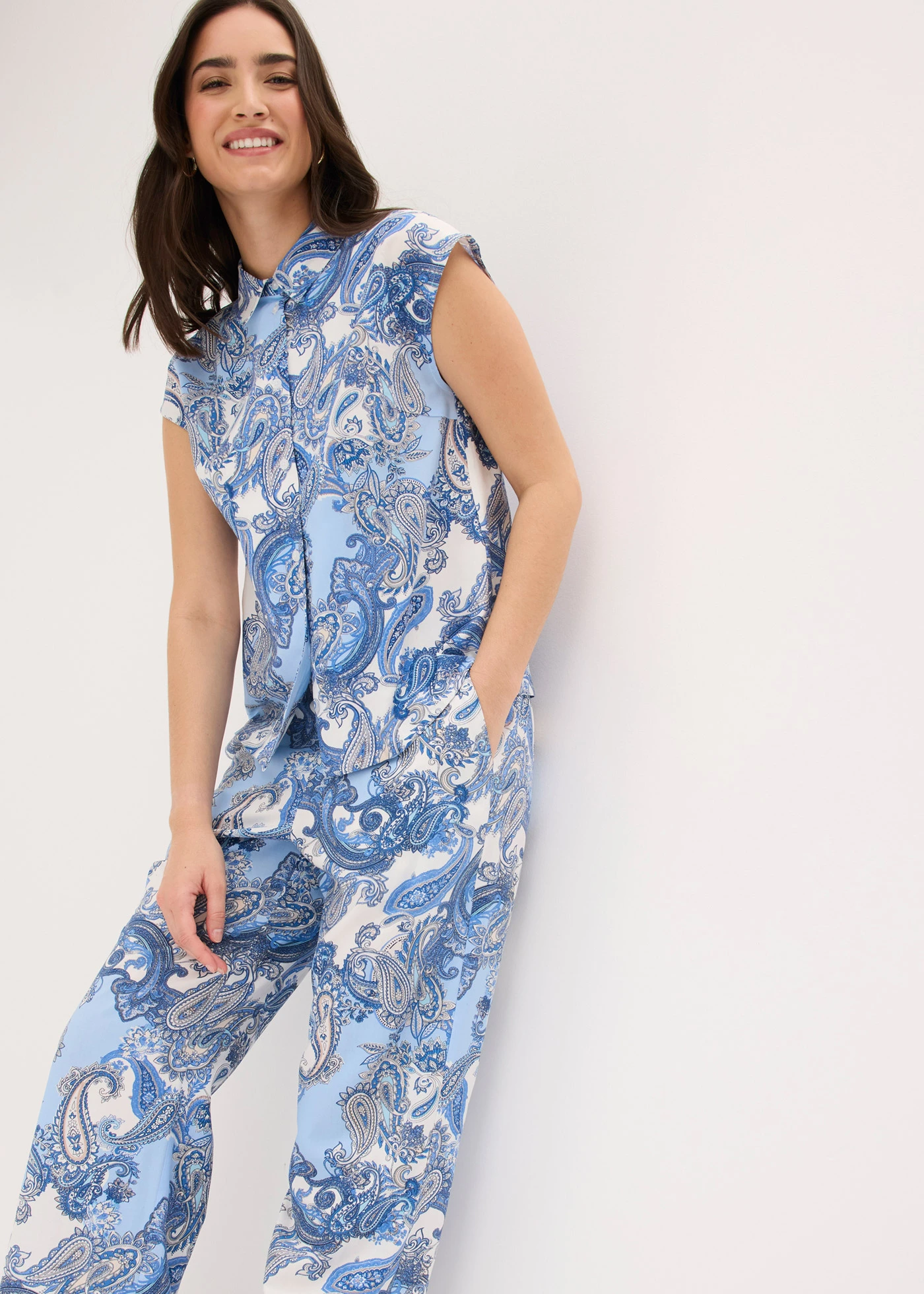 Pantaloni cu imprimeu din viscoză fluidă • alb-bleu paisley • magazin bonprix