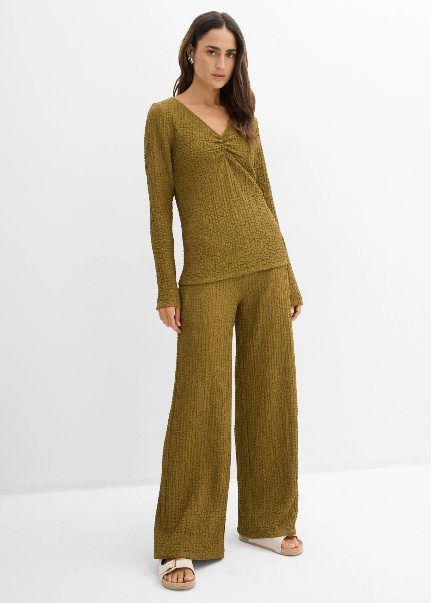 Bluză și pantaloni din crep texturat (set/2 piese) • verde-natur • magazin bonprix