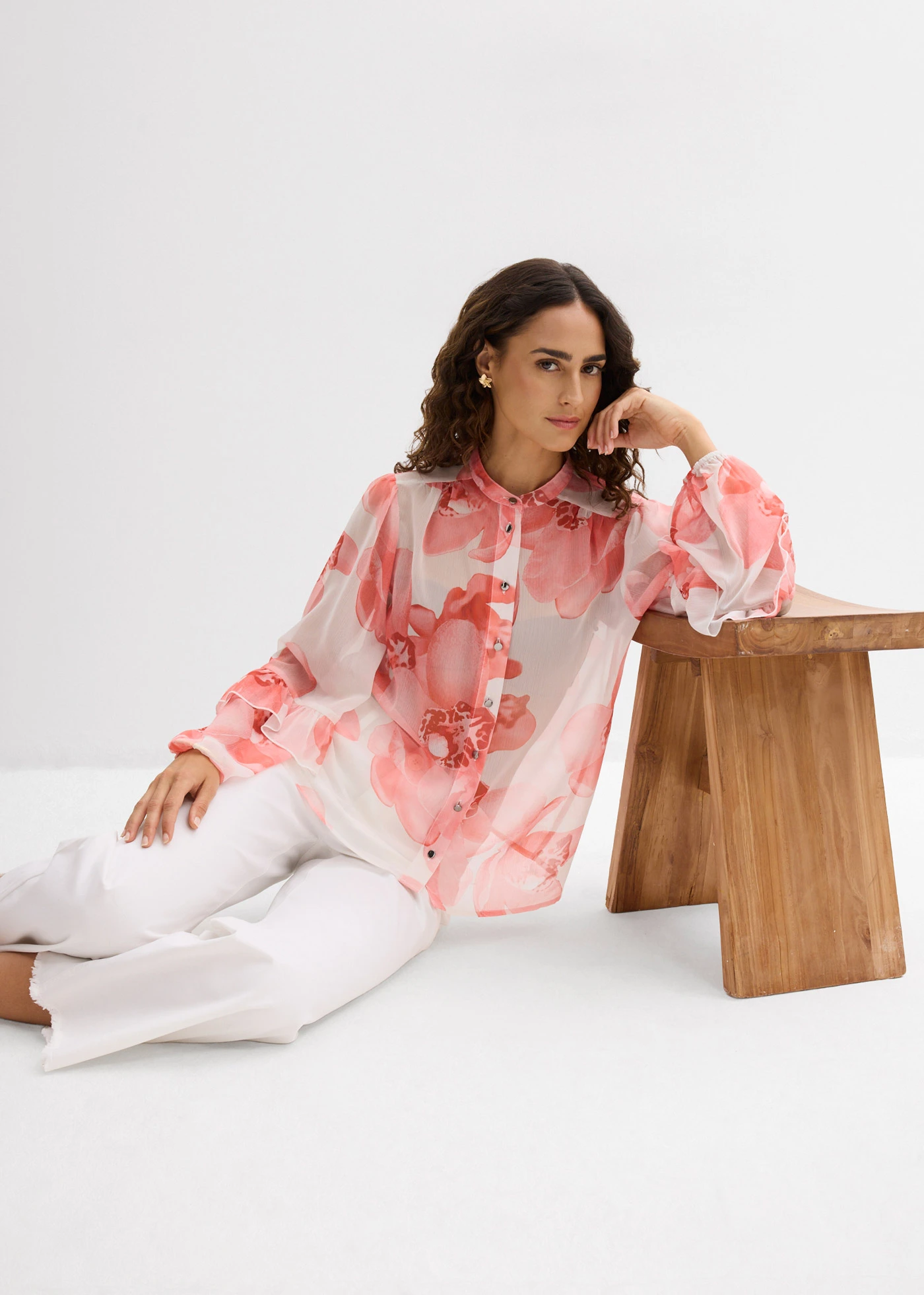 Chiffon blouse • wolwit gebloemd • bonprix online shop