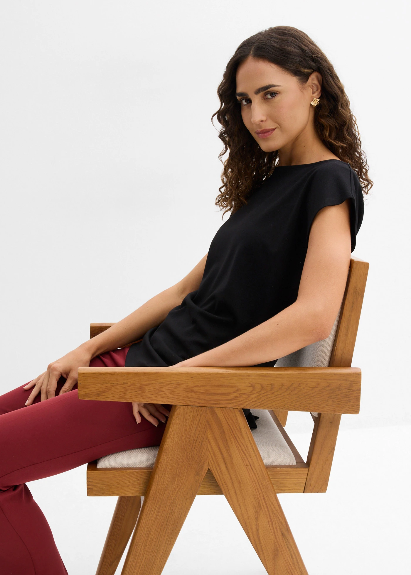 Top asymétrique en Punto di Roma • noir • Boutique bonprix