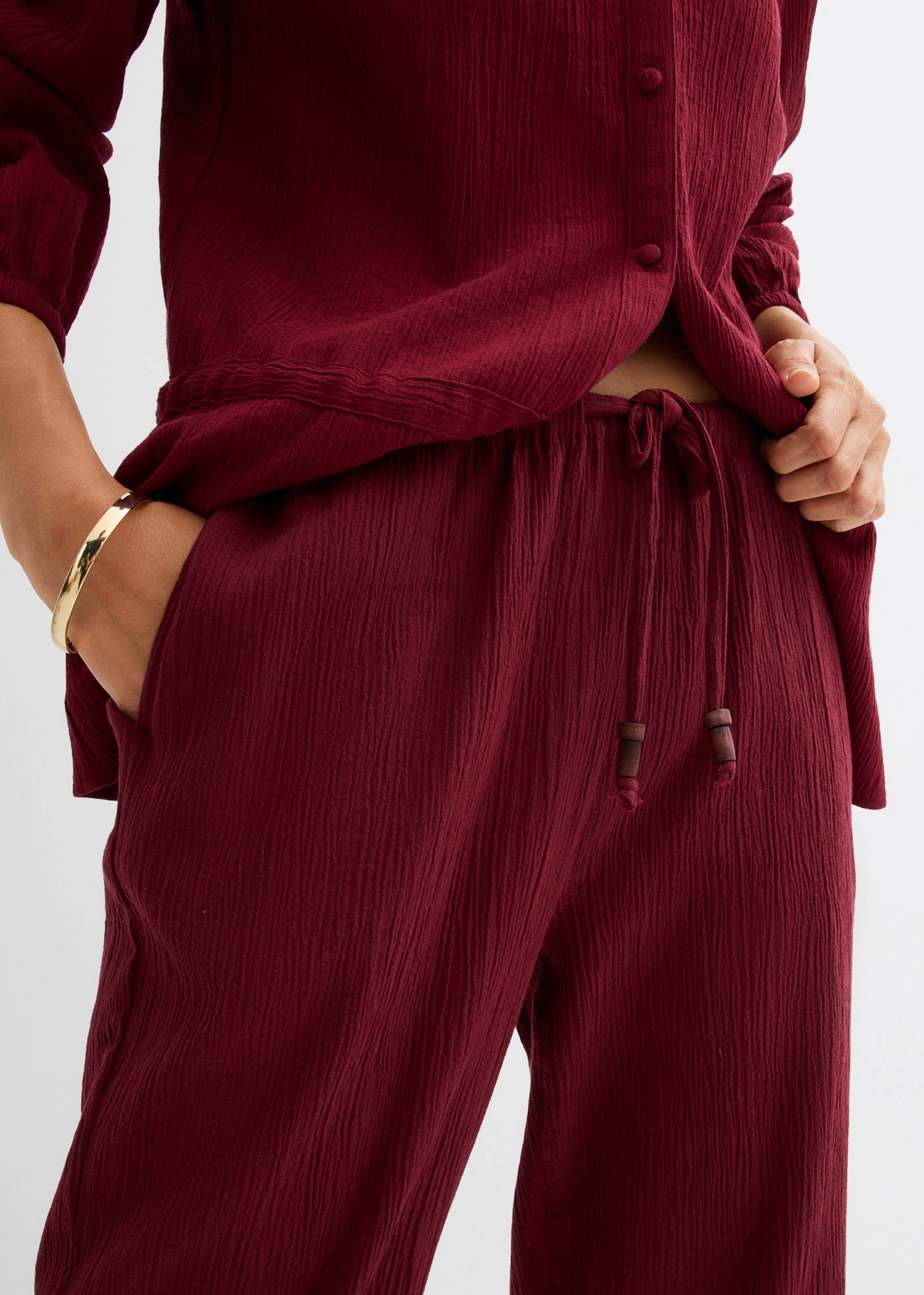 Pantaloni largi din material cu efect structurat • roșu rubiniu • magazin bonprix