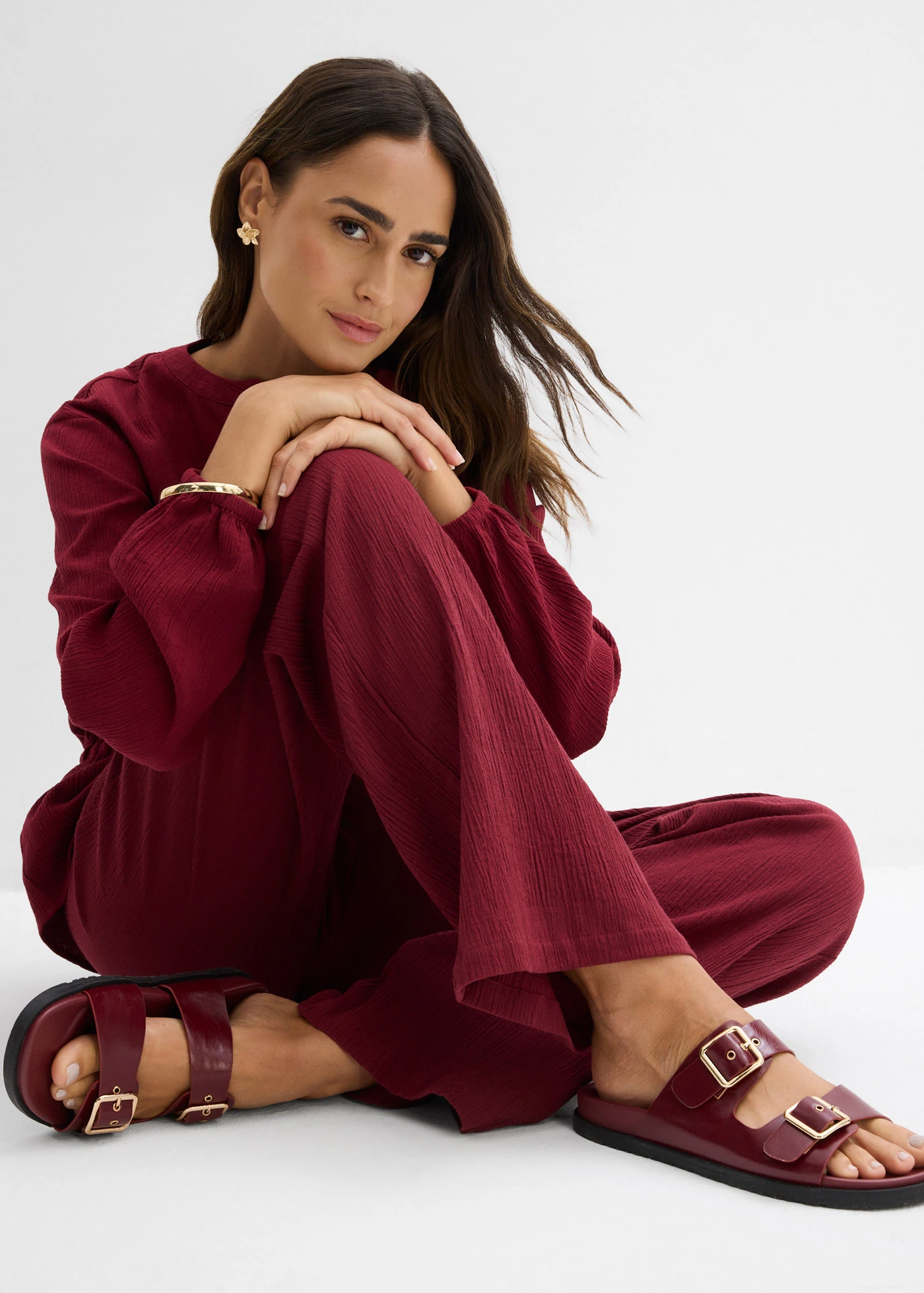 Pantaloni largi din material cu efect structurat • roșu rubiniu • magazin bonprix