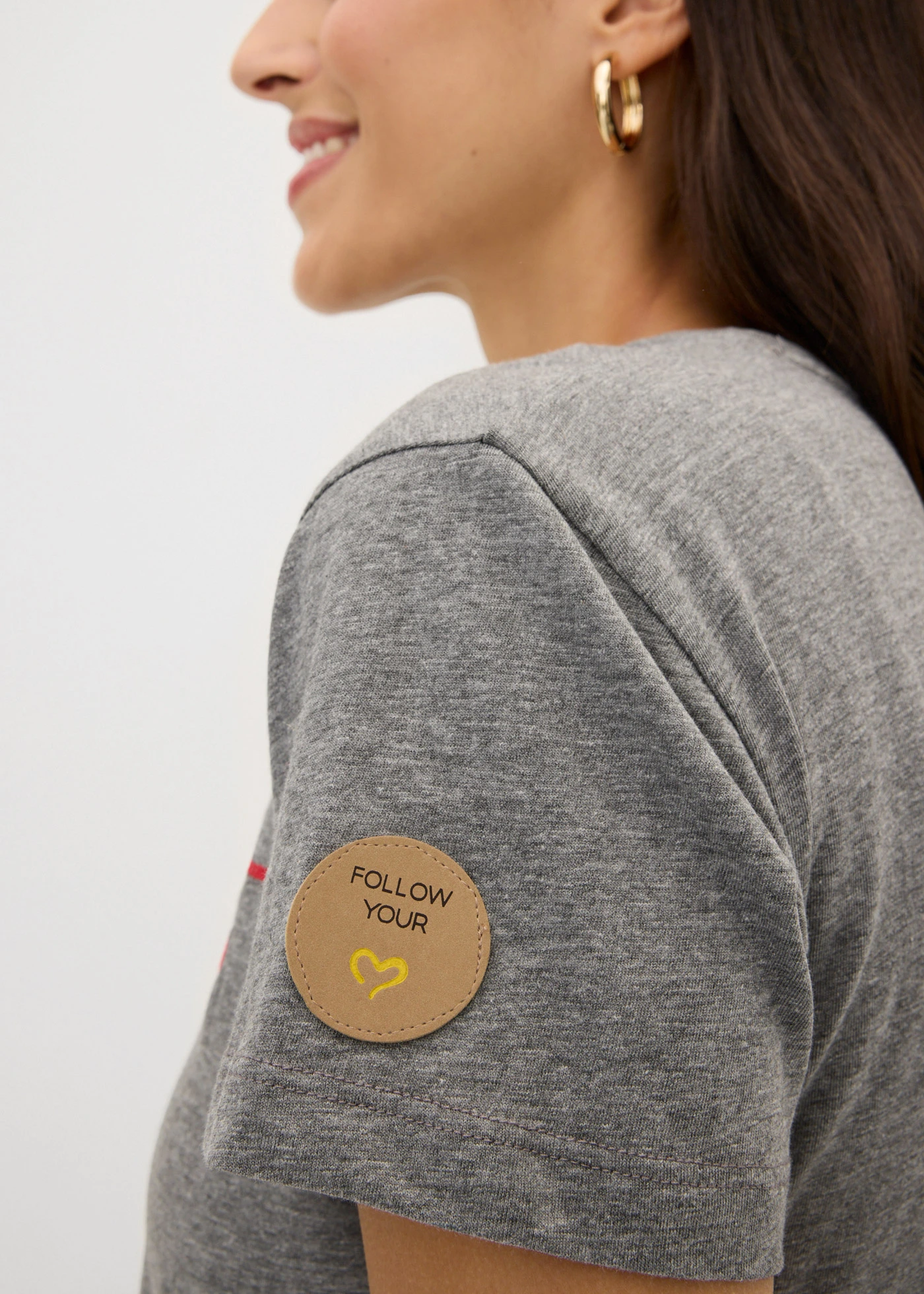 T-shirt met borduursel • grijs gemêleerd/rood • bonprix online shop