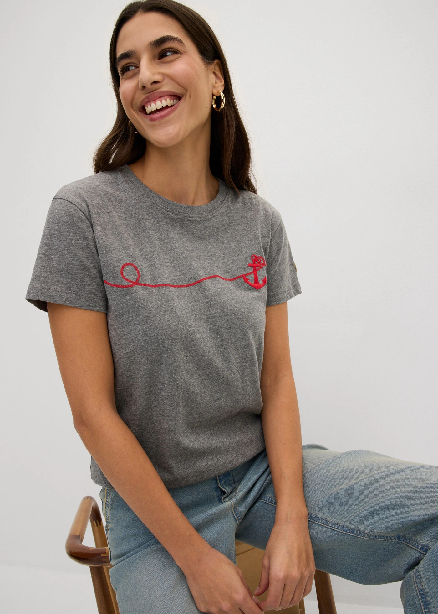 T-shirt brodé • gris chiné/rouge • Boutique bonprix