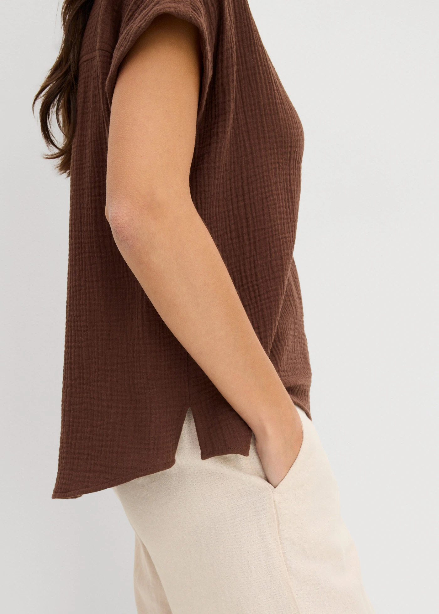 Blouse manches courtes en gaze de coton légère • marron • Boutique bonprix