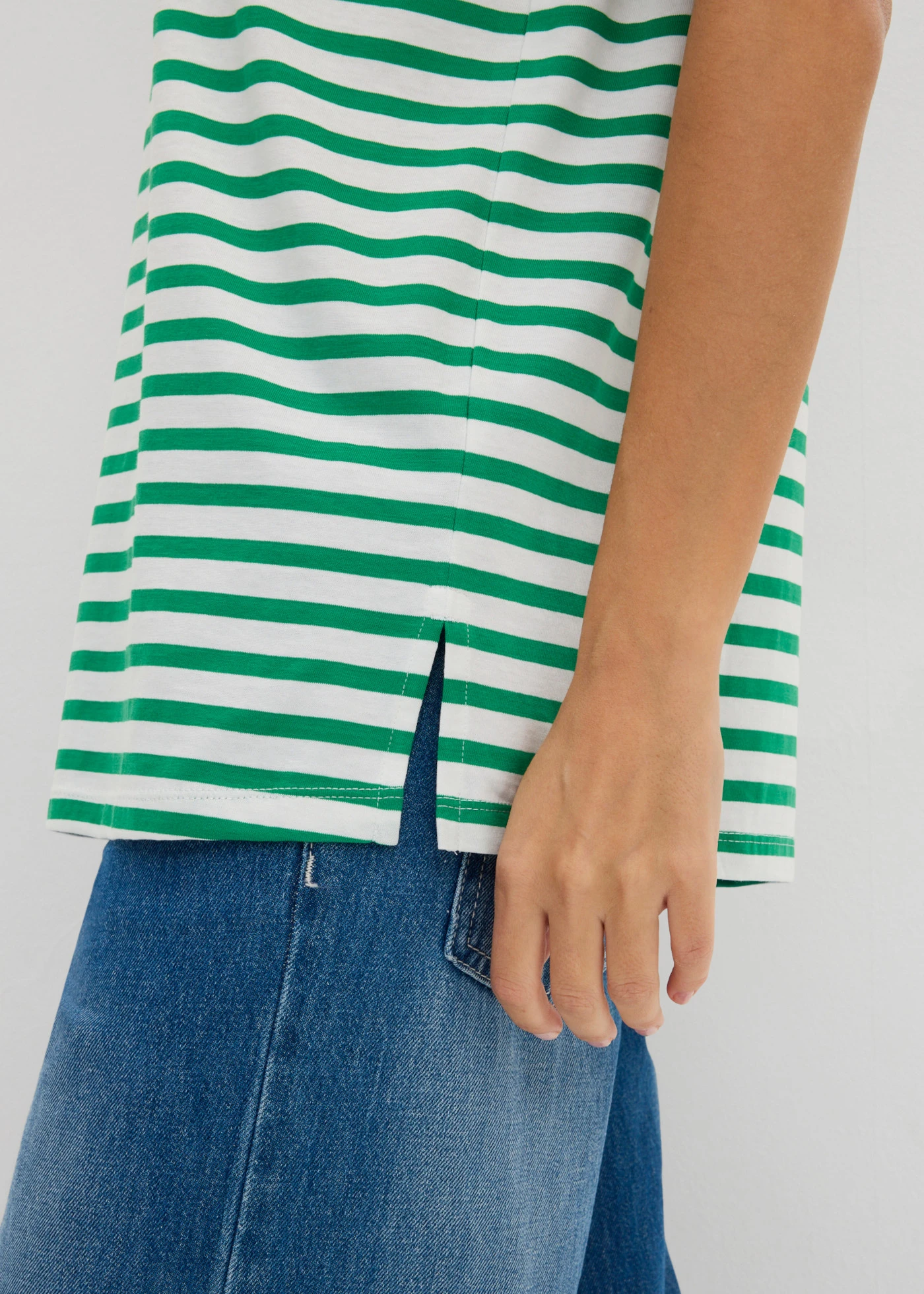 T-shirt van puur biologisch katoen • wit/edelsteengroen/donkerblauw gestreept • bonprix online shop