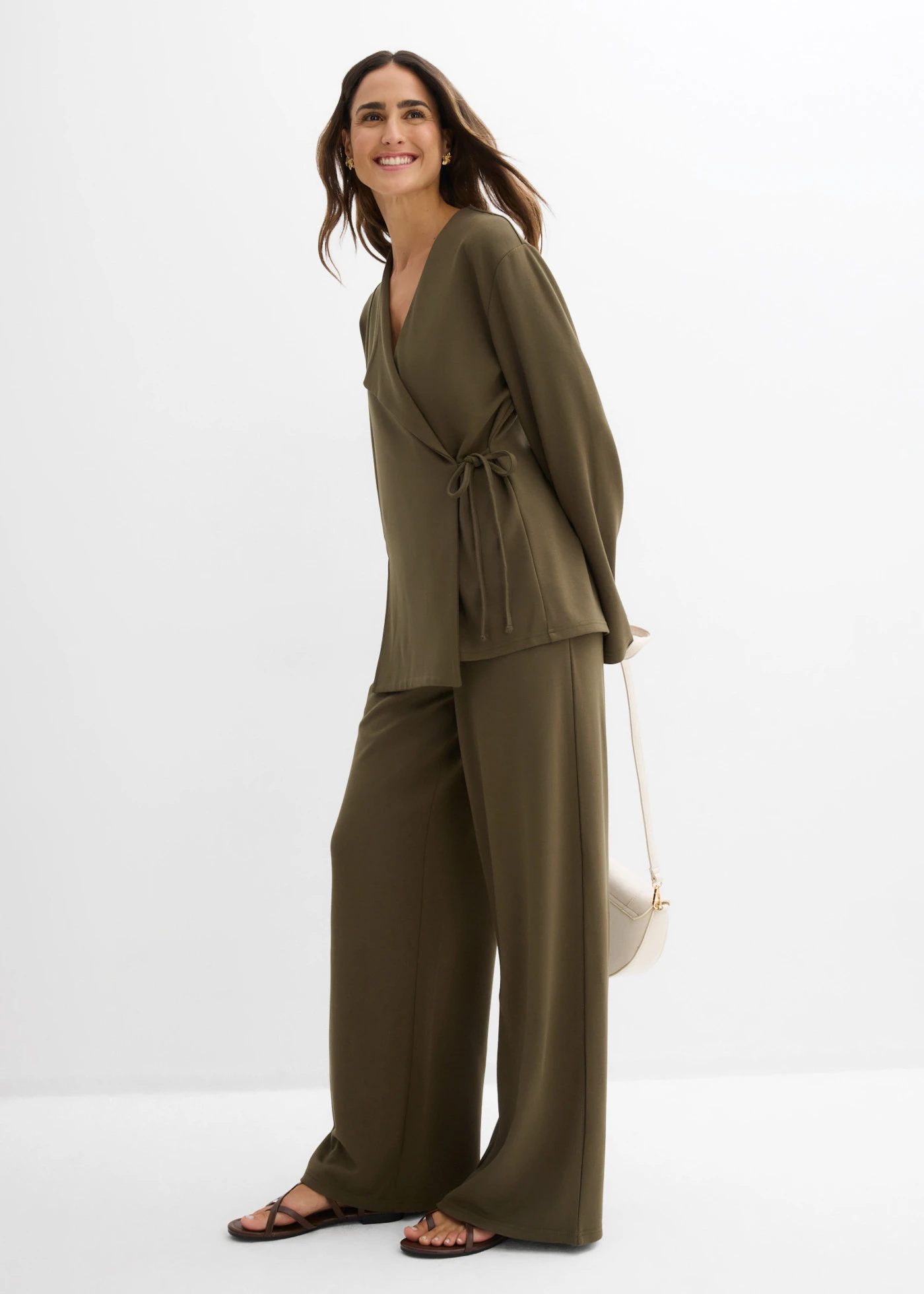 Blouse in een viscosemix met strikkoord • donkerolijfgroen • bonprix online shop