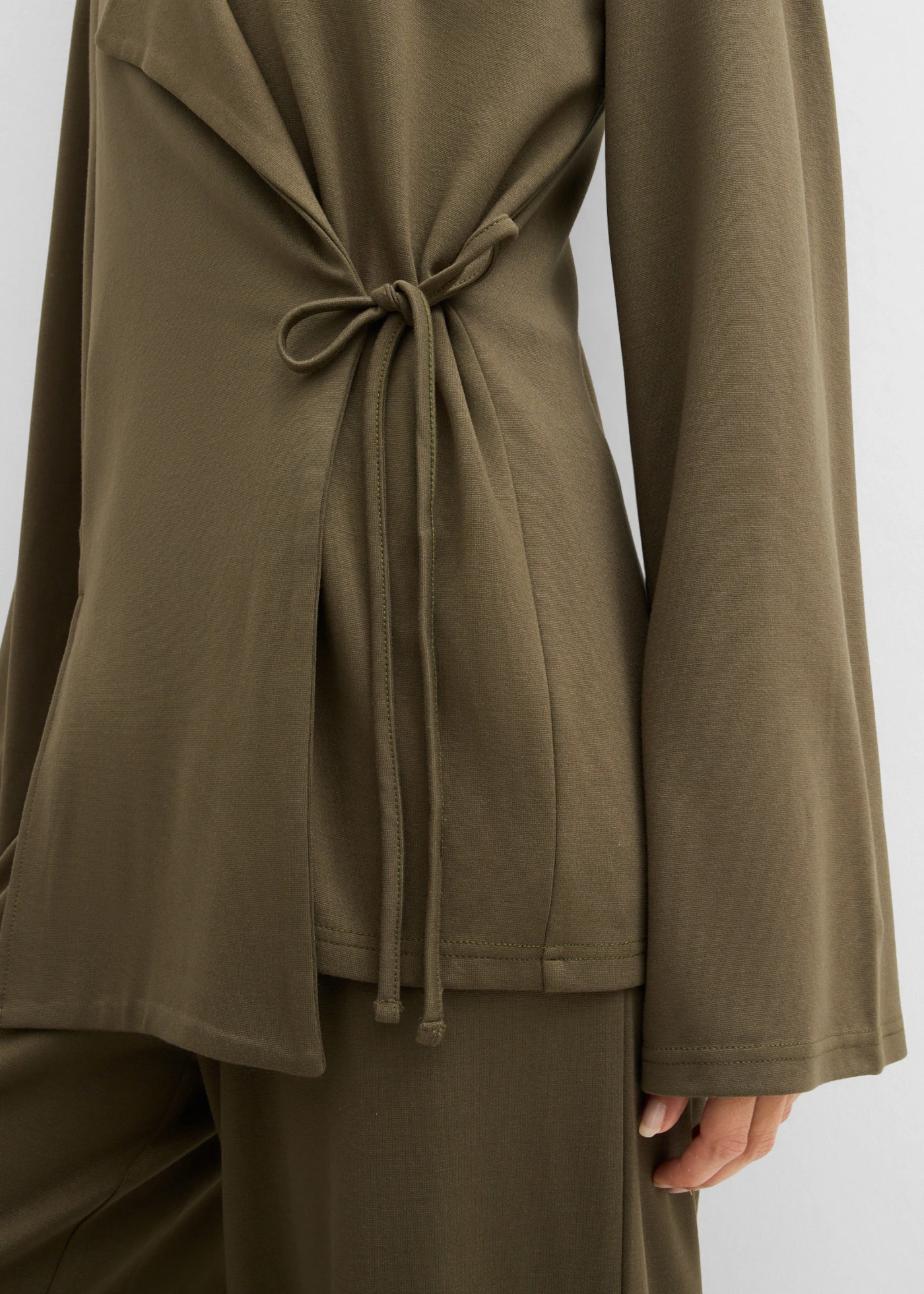 Blouse in een viscosemix met strikkoord • donkerolijfgroen • bonprix online shop