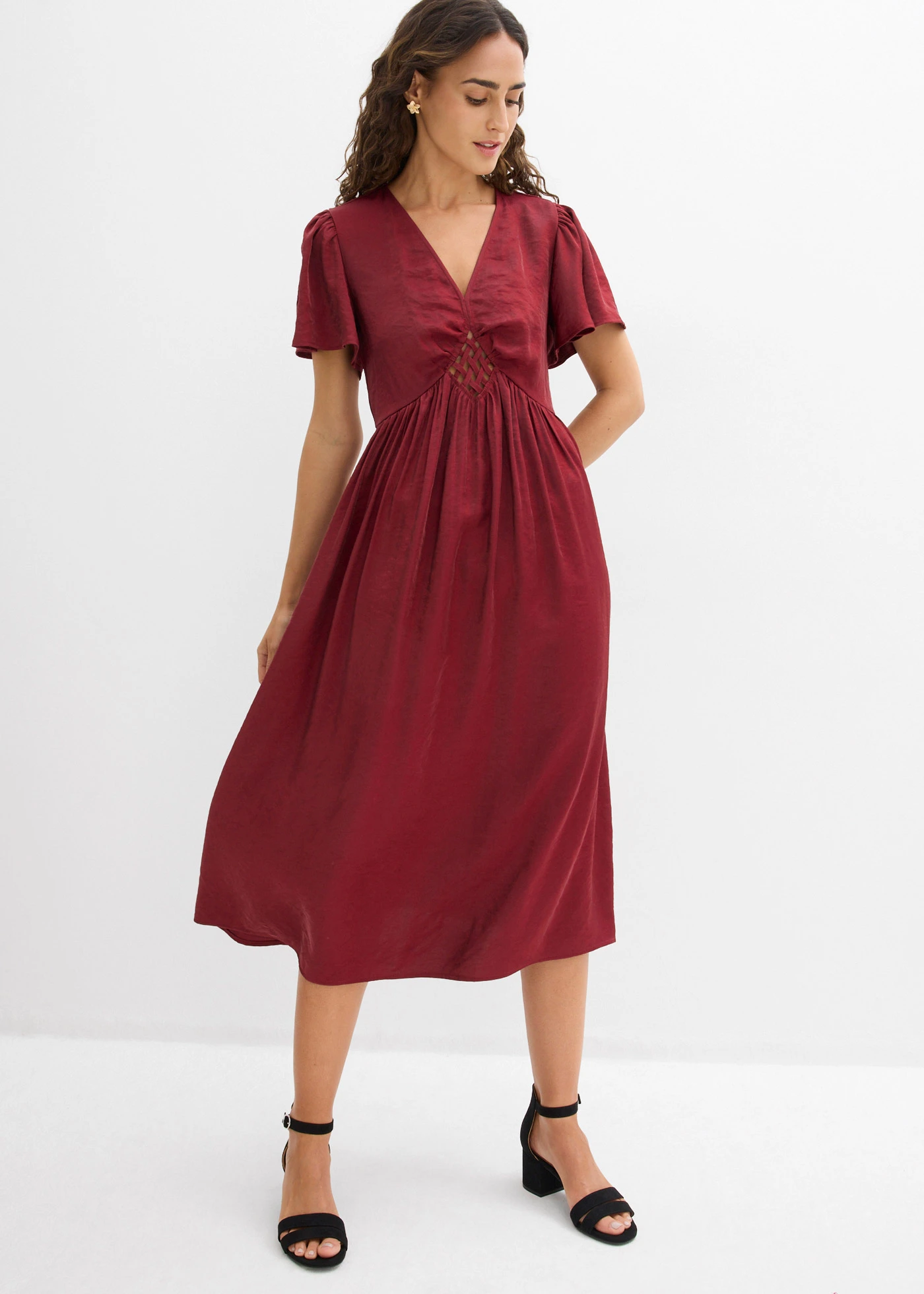 Robe midi en satin irisé • rouge rubis • Boutique bonprix