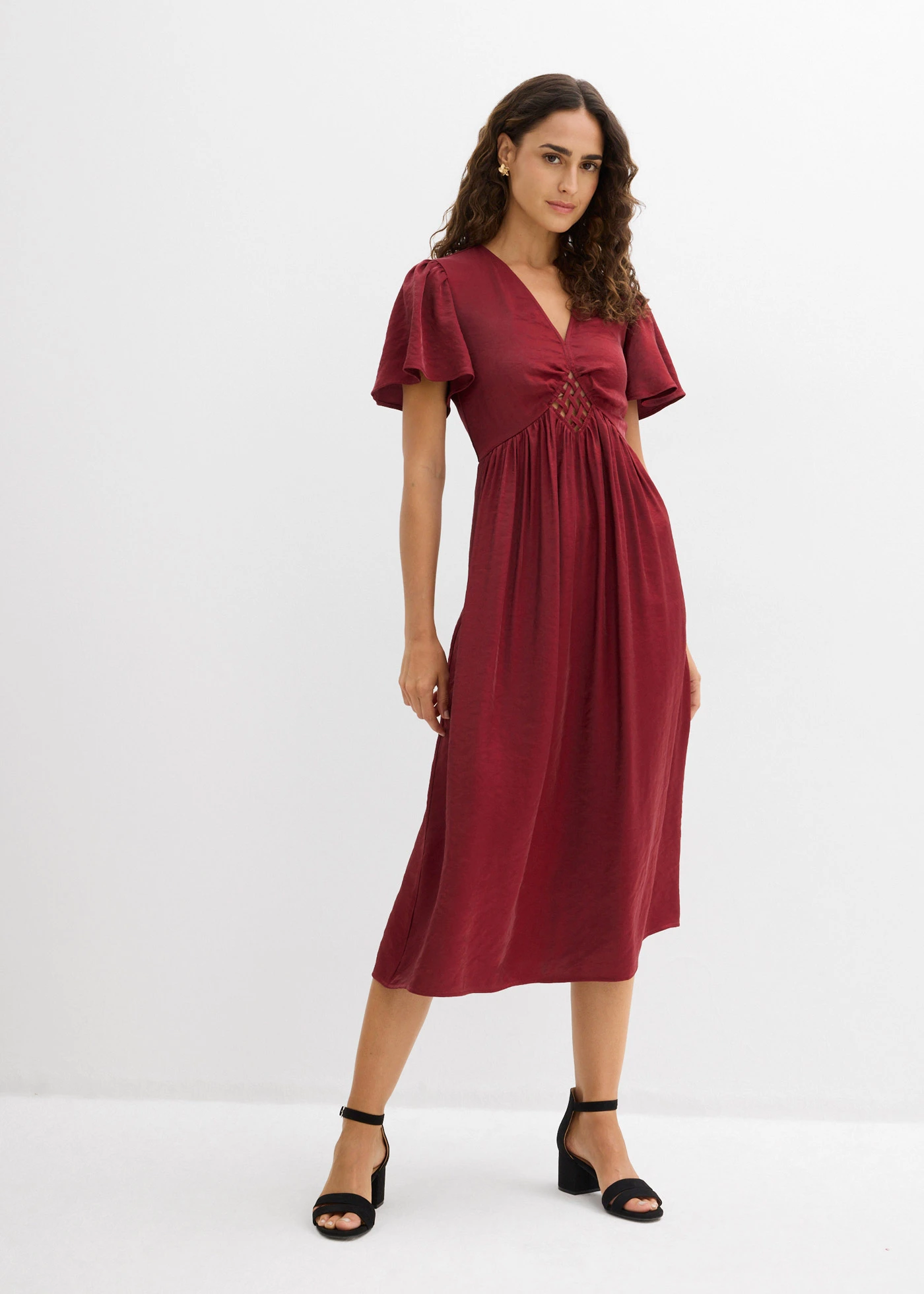 Robe midi en satin irisé • rouge rubis • Boutique bonprix