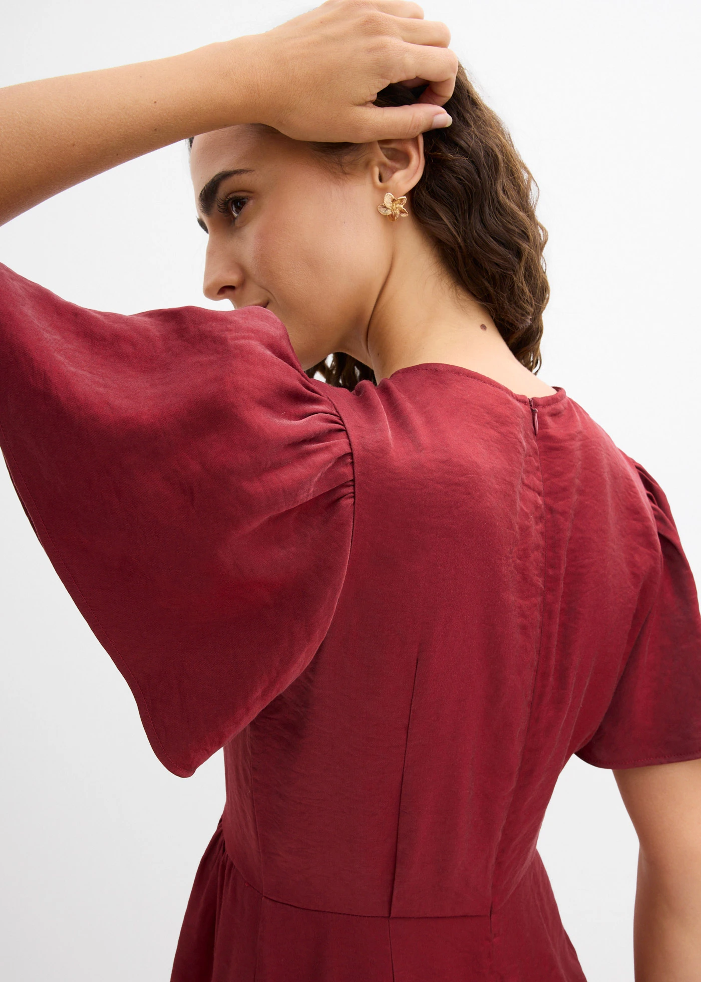 Robe midi en satin irisé • rouge rubis • Boutique bonprix