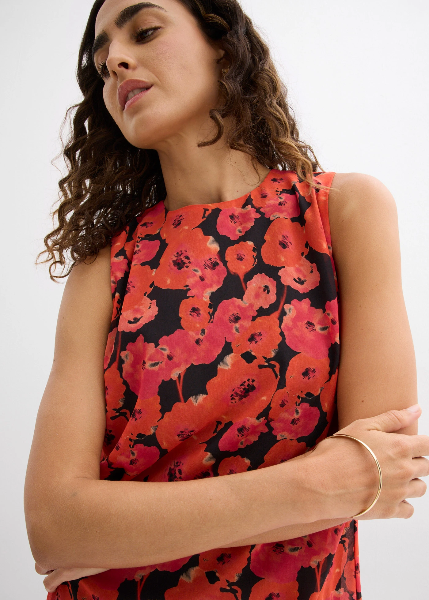 Lange chiffonjurk • zwart-aardbeirood gebloemd • bonprix online shop