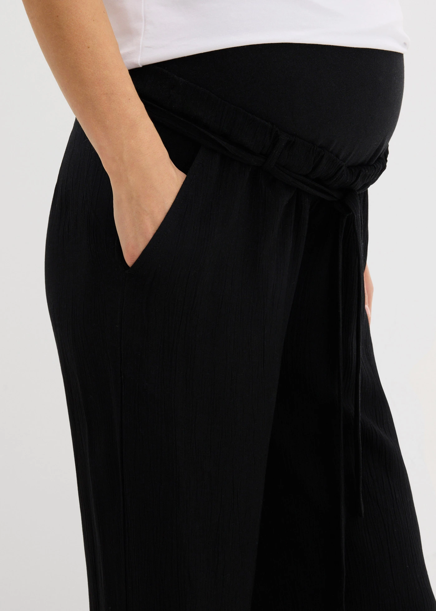 Pantalon de grossesse loose et confortable en crêpe de viscose • noir • Boutique bonprix