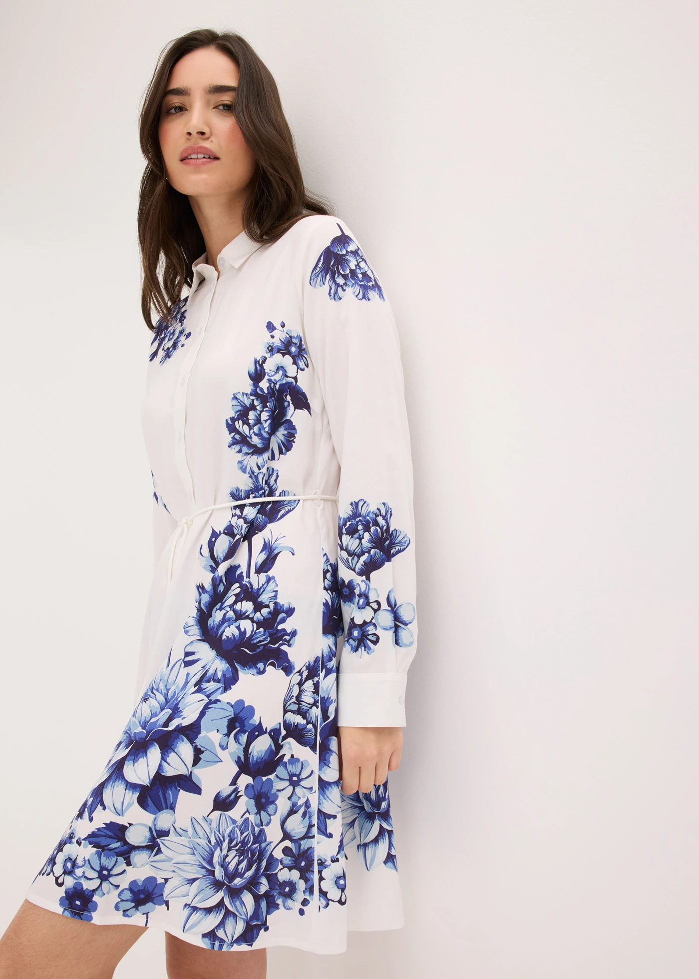 Rochie tip bluză din viscoză fluidă • alb-albastru cu flori • magazin bonprix