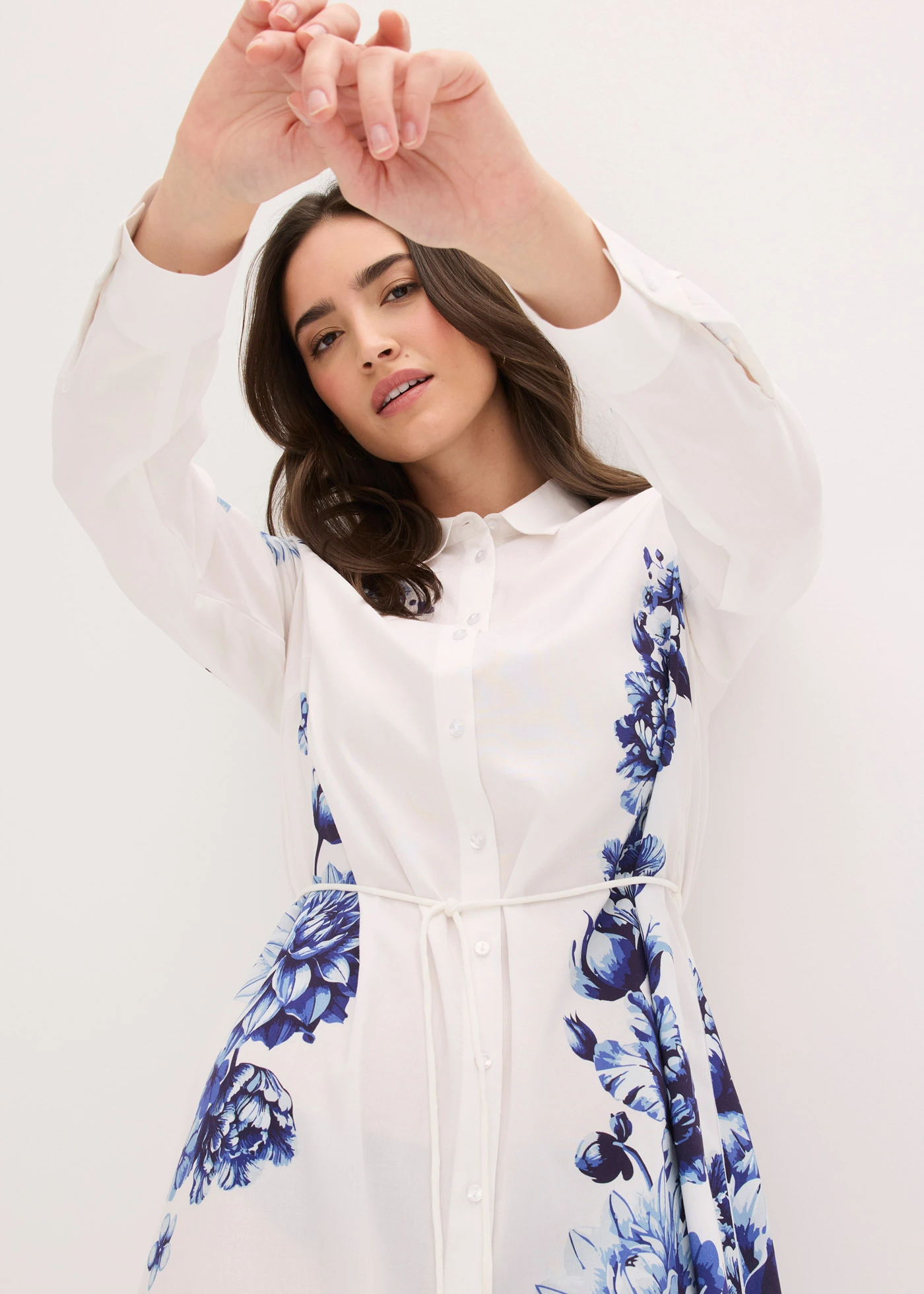 Rochie tip bluză din viscoză fluidă • alb-albastru cu flori • magazin bonprix