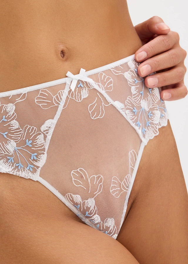 Slip brésilien à broderies • blanc/bleu clair • product-page.page-title-suffix
