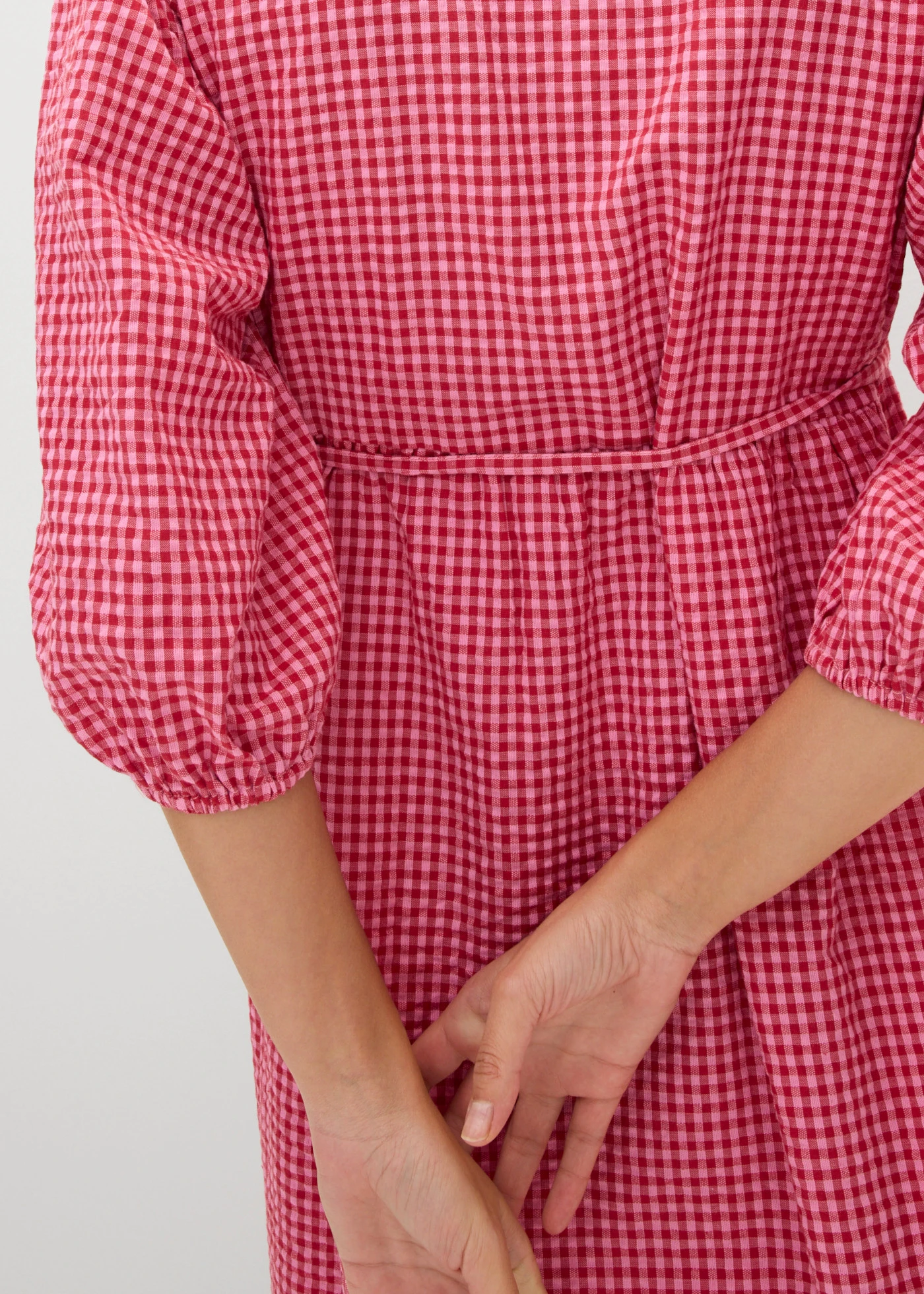 Robe portefeuille en matière texturée • rouge cerise/rose • Boutique bonprix