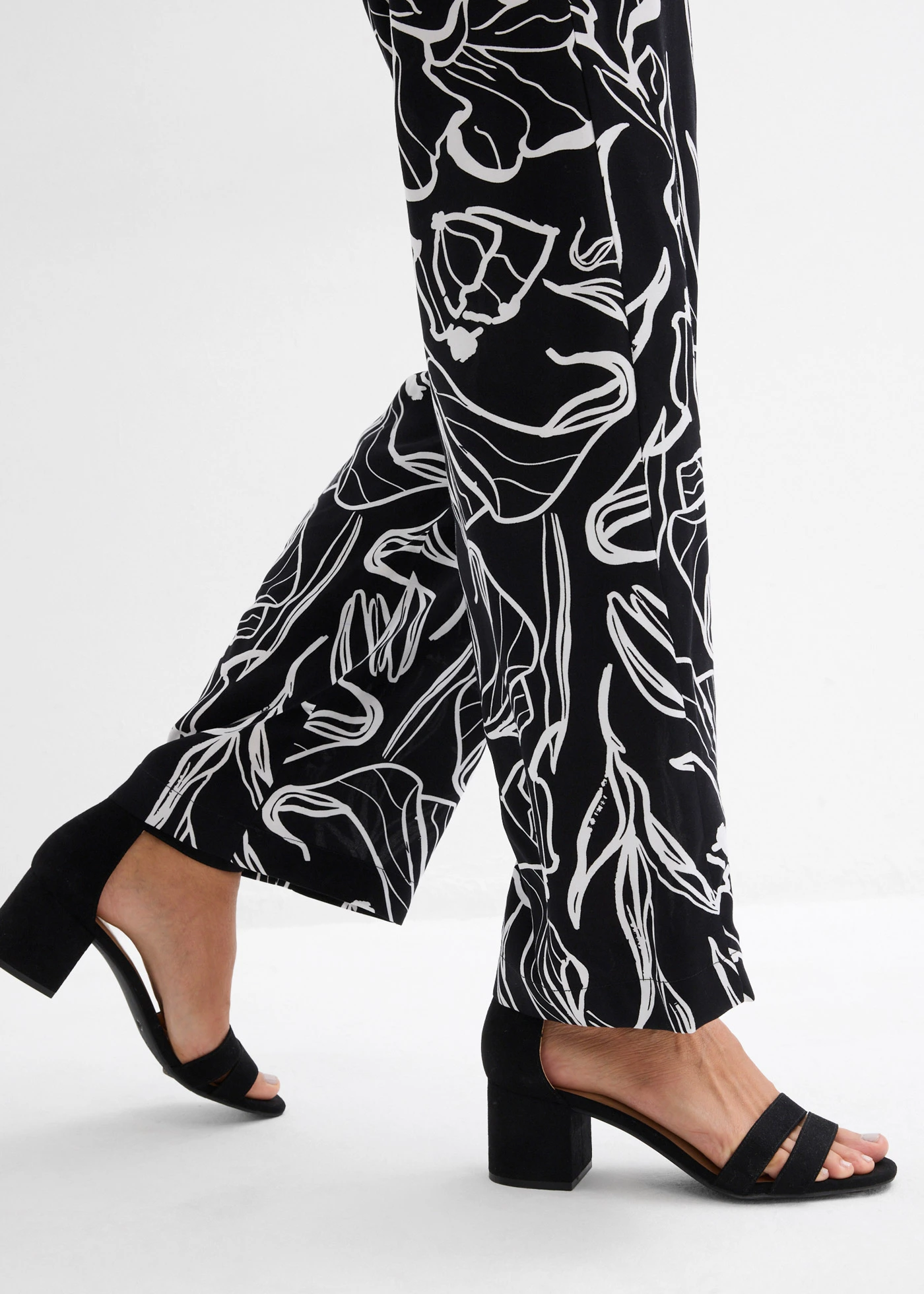 Pantalon à taille élastiquée en viscose • noir-écru floral • Boutique bonprix