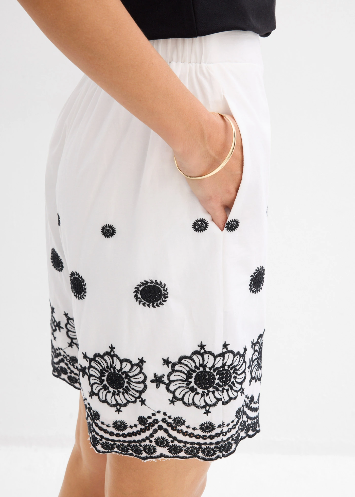 Pantaloni scurți din twill, cu dantelă perforată • ecru/negru • magazin bonprix