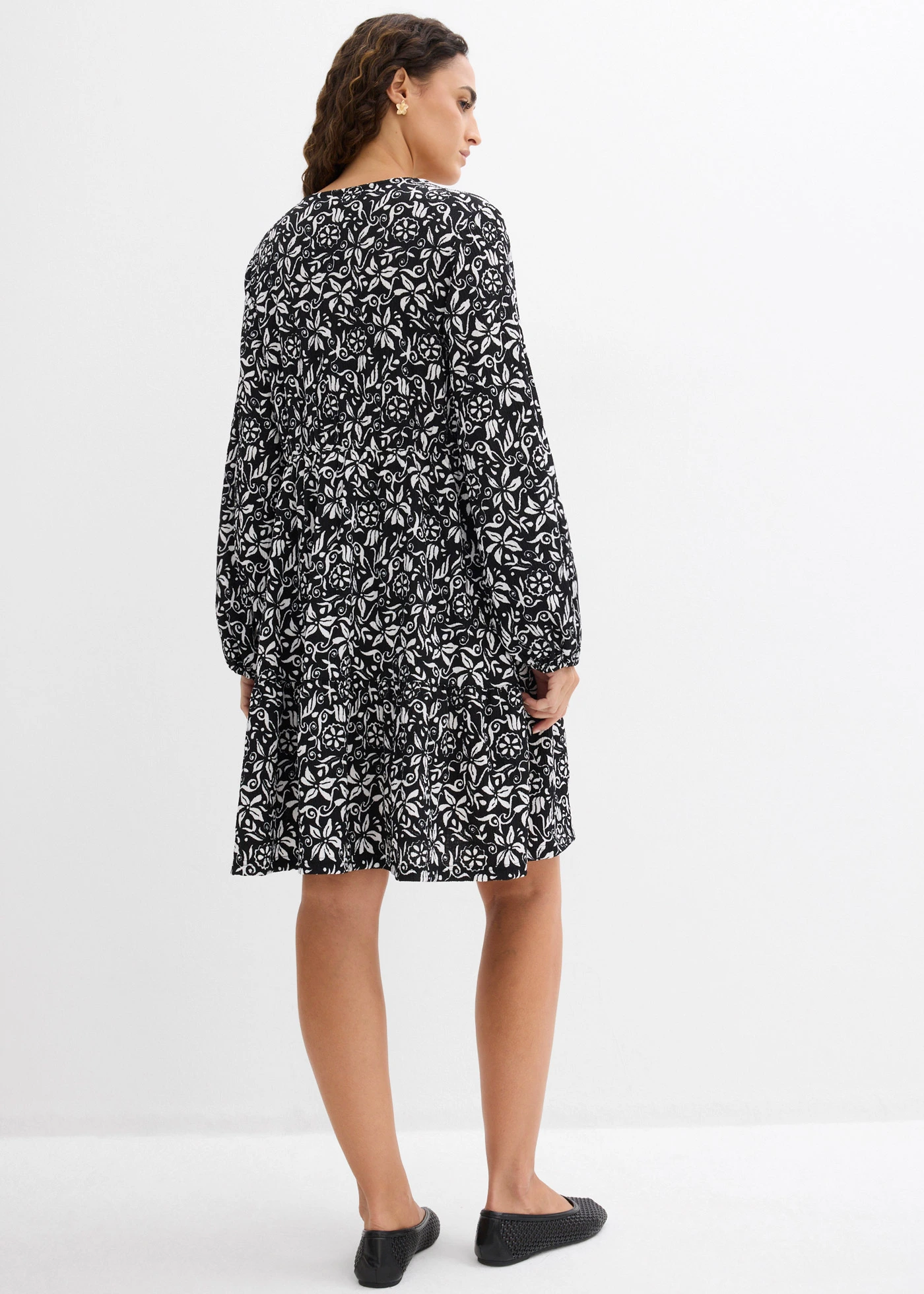 Rochie-tunică din crep subțire • negru-ecru, cu imprimeu grafic • magazin bonprix