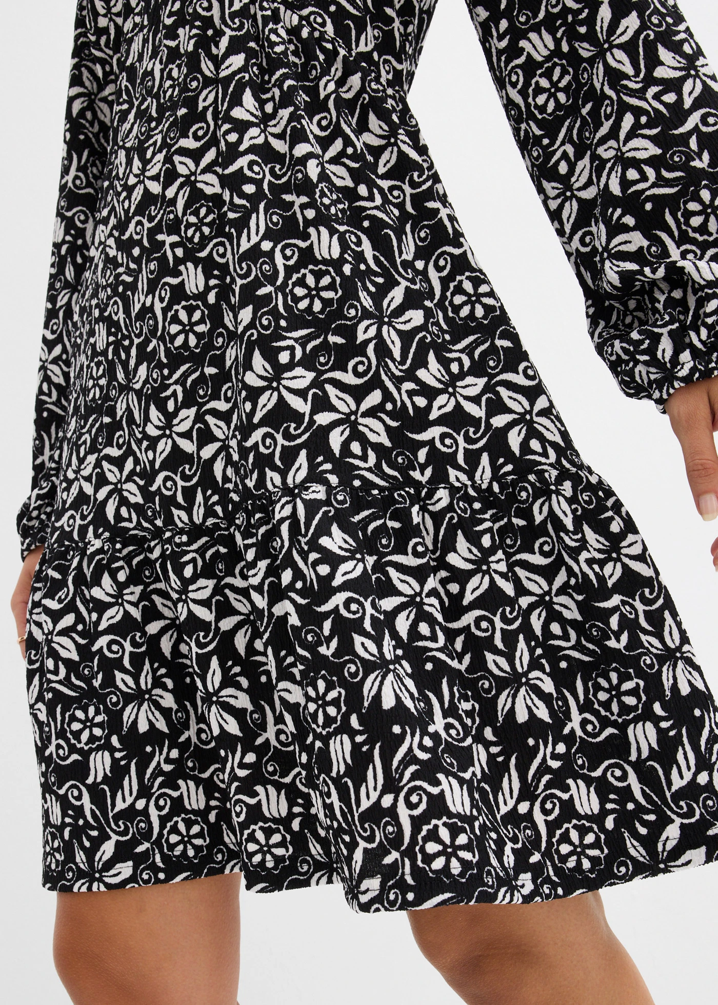 Tunikové šaty z ľahkého krepu • čierna/biela vlna grafická potlačená • obchod bonprix