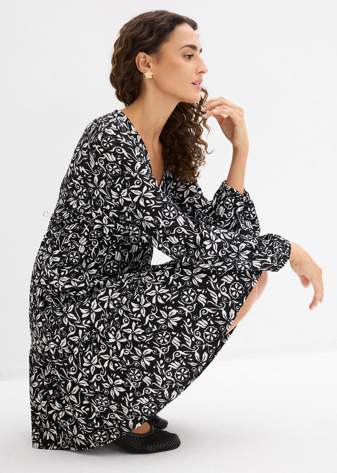 Tunika ruha vékony kreppből • fekete-gyapjúfehér grafikai mintás • bonprix áruház