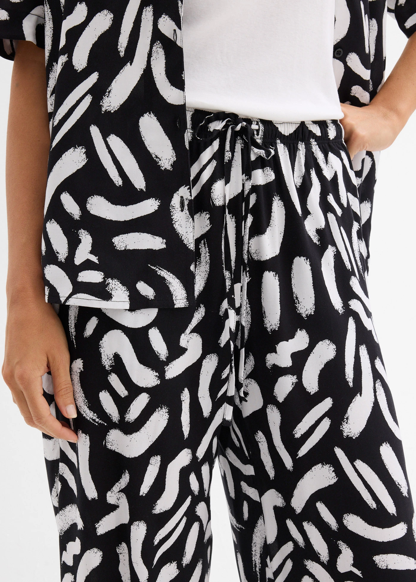 Pantaloni fără încheiere cu imprimeu, din viscoză fluidă • negru/alb • magazin bonprix