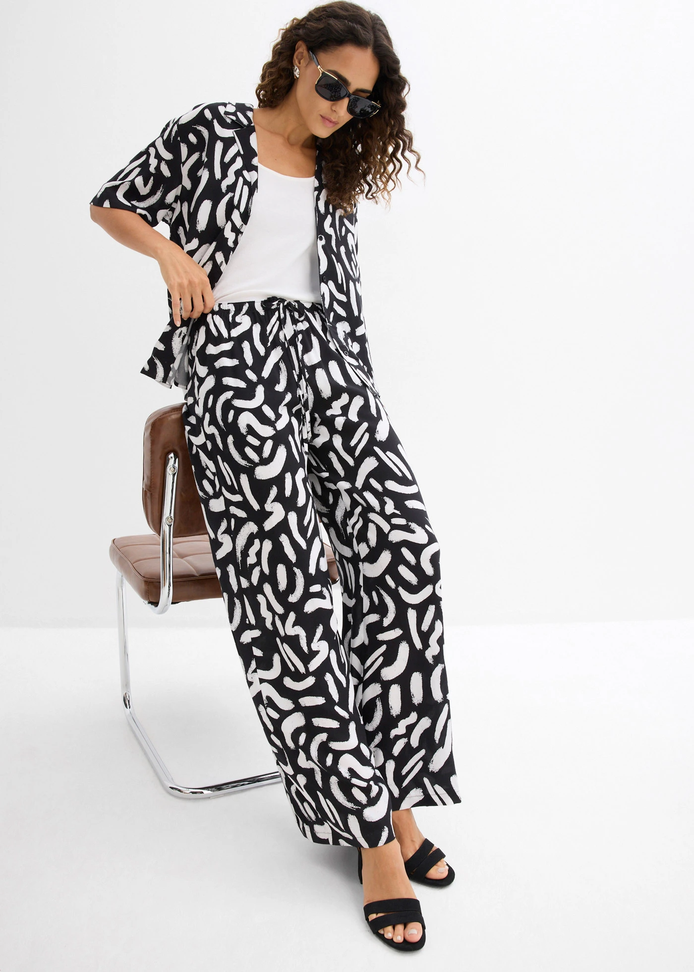 Pantalon imprimé en viscose fluide, taille élastiquée • noir/blanc • Boutique bonprix