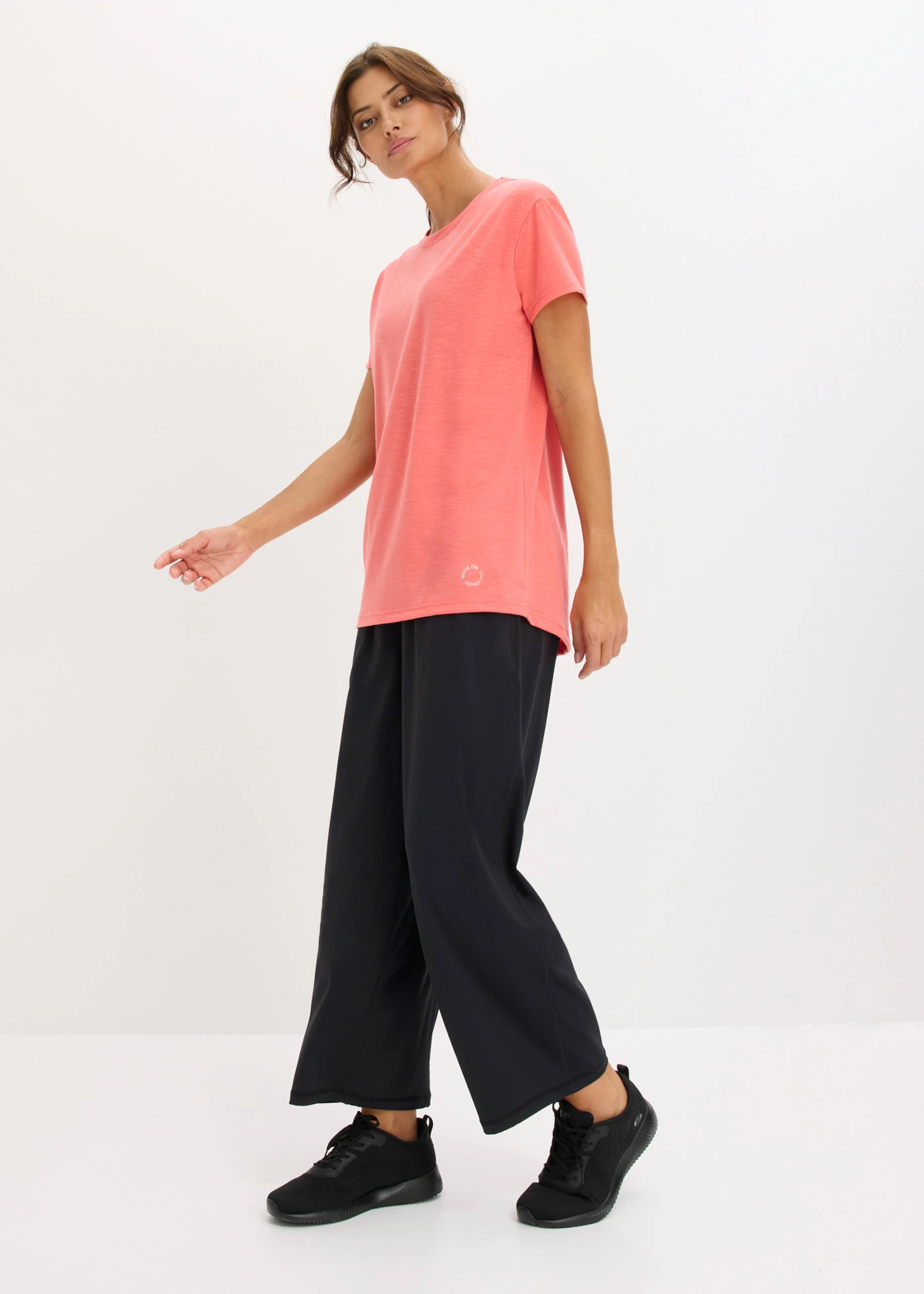 Pantaloni sport comozi cu croială largă pe picior și uscare rapidă • negru • magazin bonprix