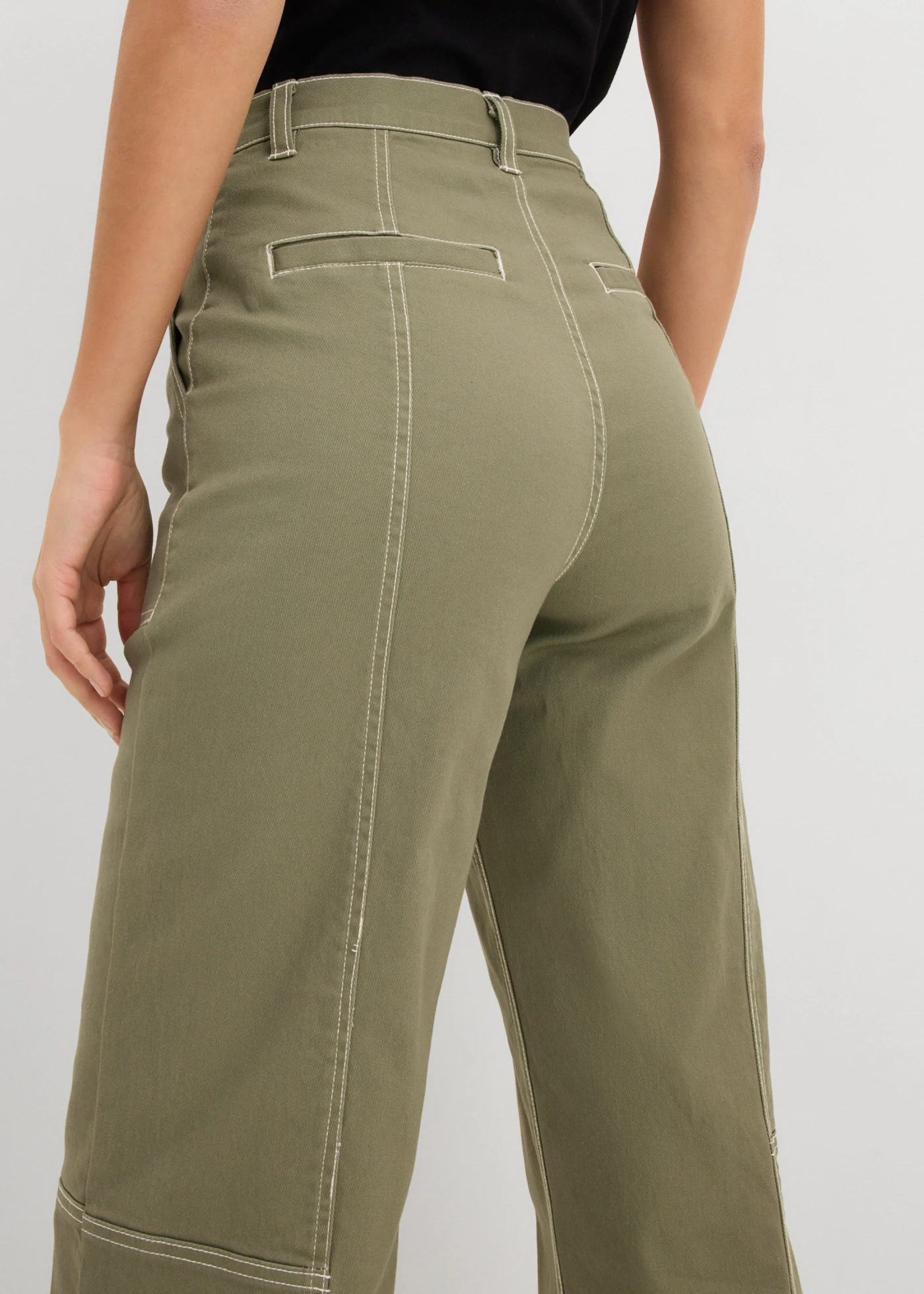 Pantalon raccourci en twill coton extensible • olive • Boutique bonprix