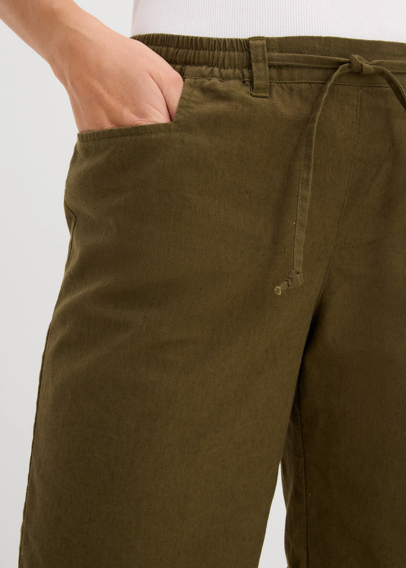 Bermuda en lin majoritaire • olive foncé • Boutique bonprix