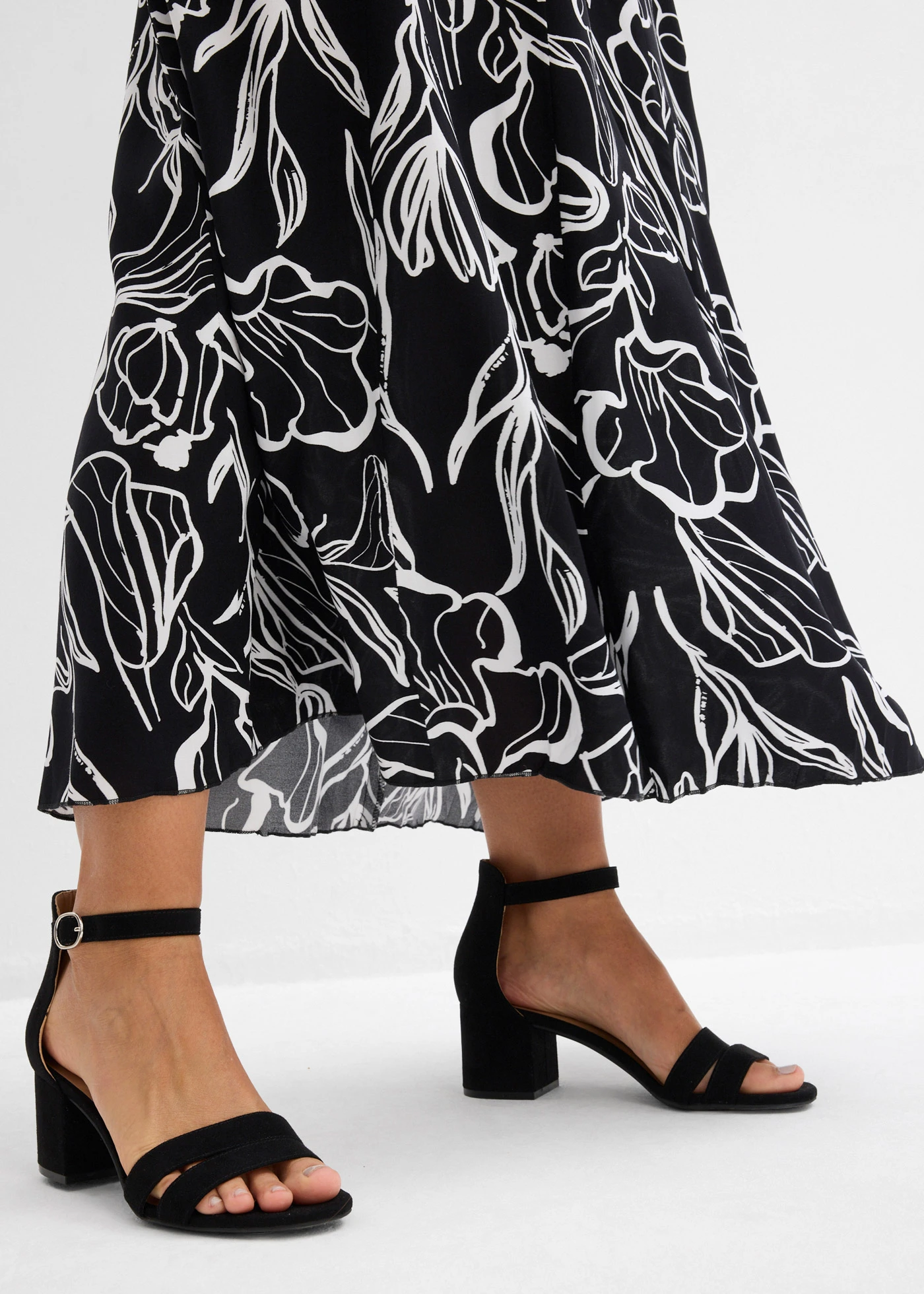 Maxi rok van viscose met crinkle-effect • zwart/wolwit gebloemd • bonprix online shop