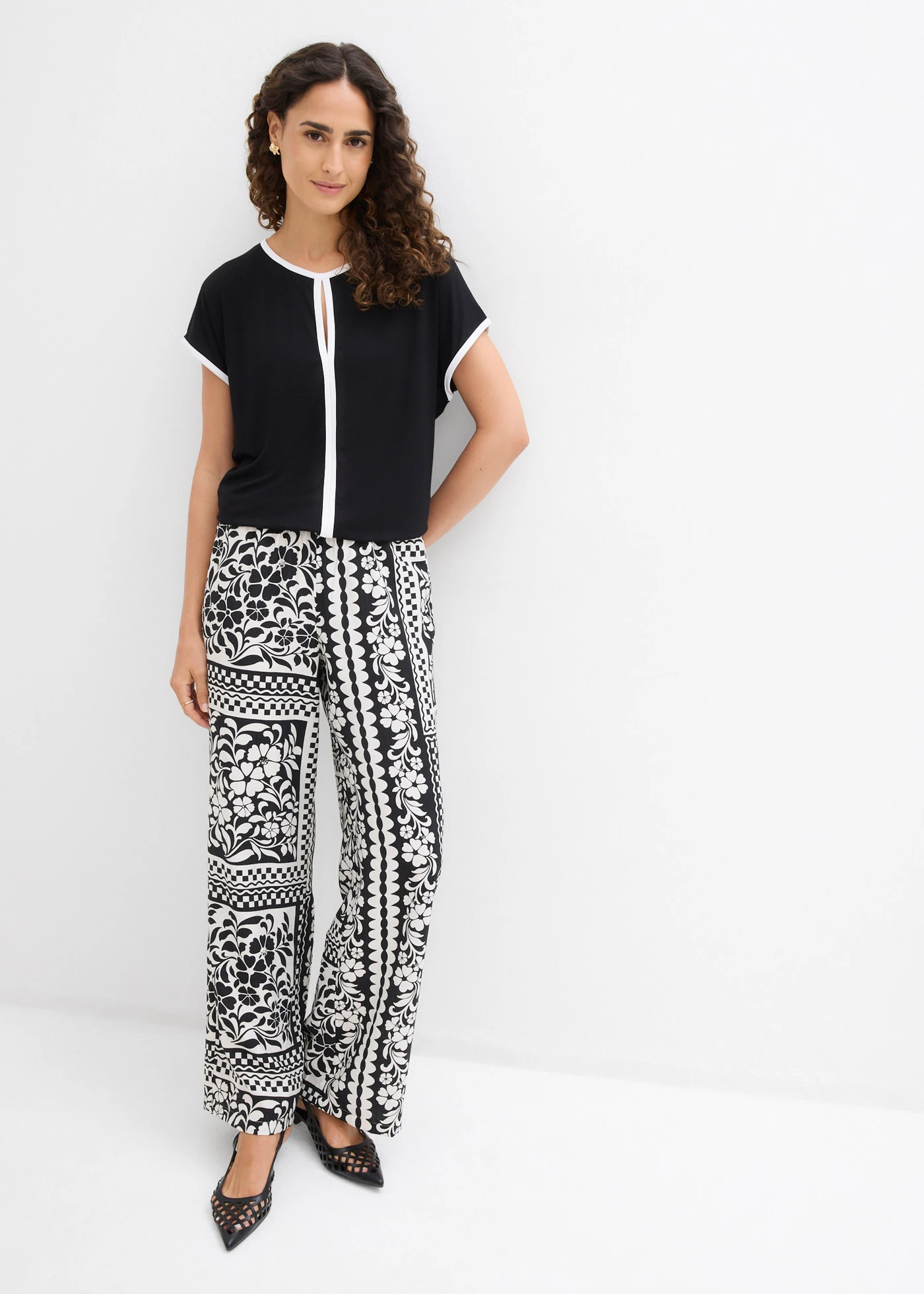 T-shirt avec passepoil • noir-écru • Boutique bonprix